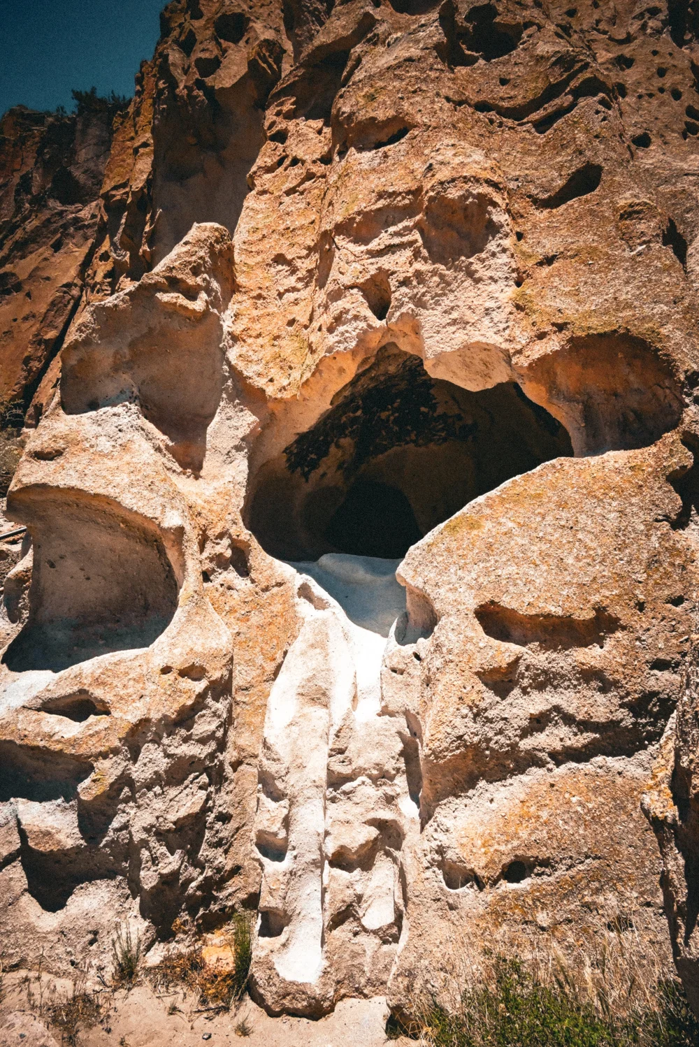 Cavate and footholds 