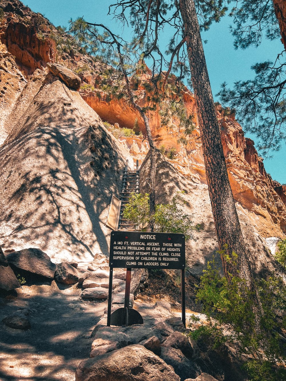 The beginning of the ascent to Alcove House 