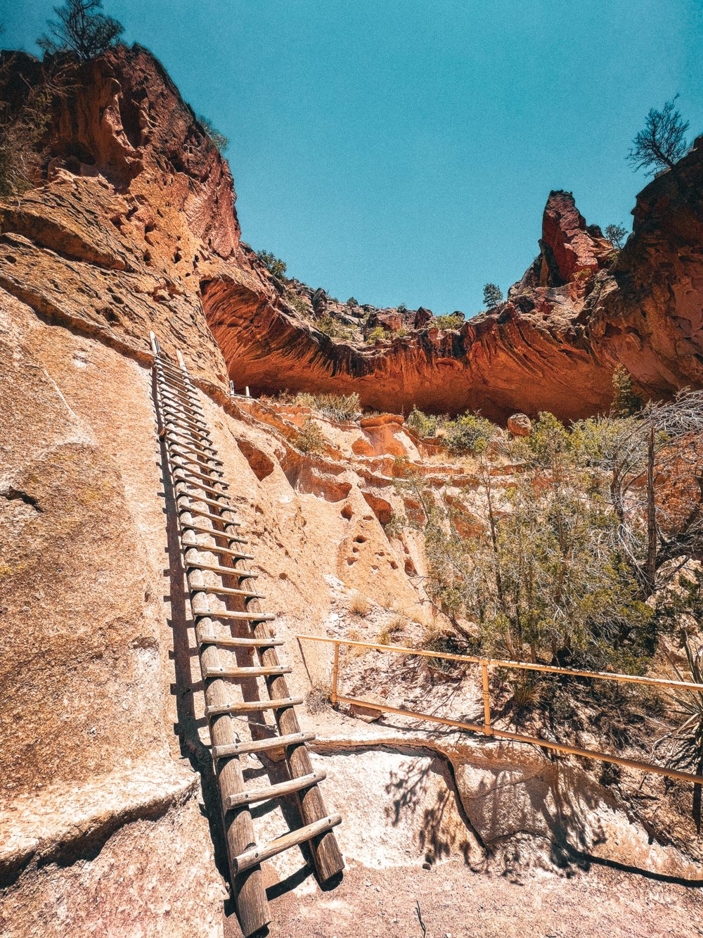 A panorama of the Alcove House from the platform between ladders