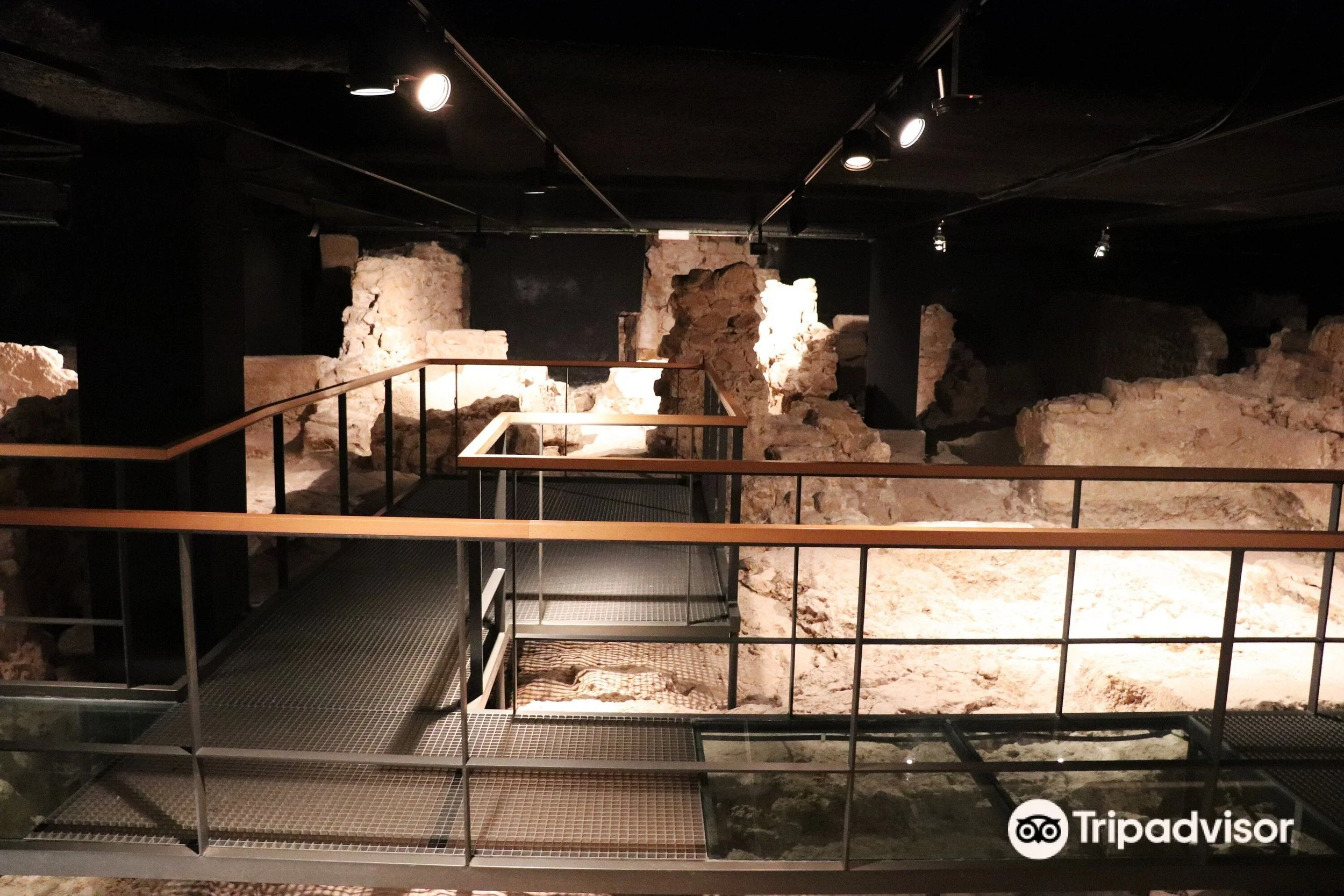 carrer de la fruita domus san honor.  travel guide of the roman ruins in gothic quarter Barcelona spain