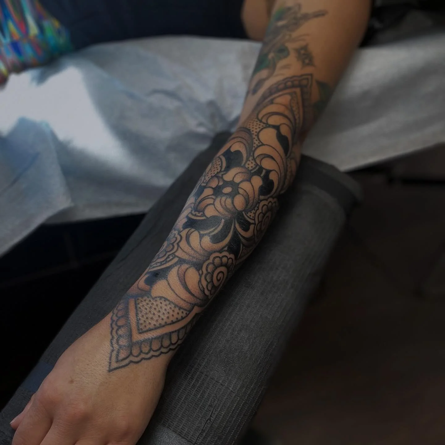Chrysanthemum forearm piece for Anna, thank you so much! Lines are healed, everything else is fresh :)
&bull;
#ornamentaltattoo #denvertattoo #denvertattooartist #denvertattoos #denvertattooshop #chrysanthemum #chrysanthemumtattoo #ladytattooer #fema