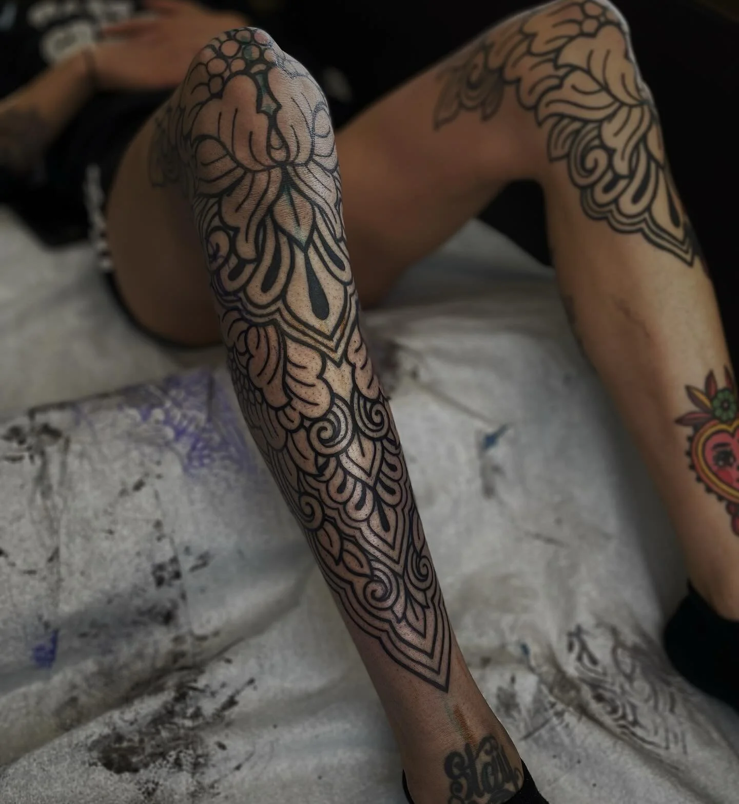 The start of a full leg for Jenessa &lt;3 can&rsquo;t wait to continue! Knees are a couple of years healed!
&bull;
#denvertattoo #denvertattooartist #denvertattoos #denvertattooshop #denvertattooer #coloradotattooartist #femaletattooer #femaletattooa