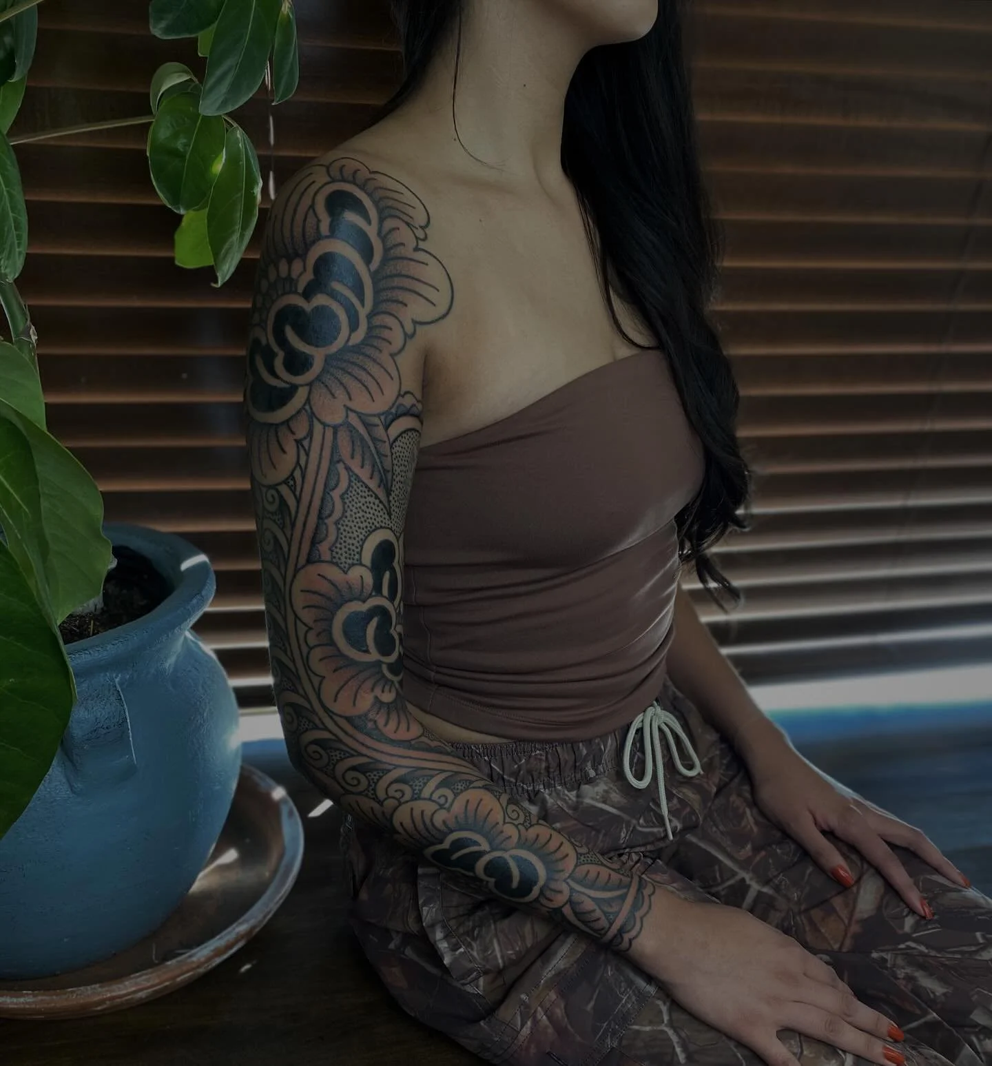 Competed sleeve for Miranda &lt;3 more like this please!
&bull;
#denvertattoo #denvertattooartist #denvertattoos #denvertattooshop #sleevetattoos #sleevetattoo #armsleevetattoo #armsleeve #floraltattoo #armtattoos #lineworktattoos #ttt #ornamentaltat