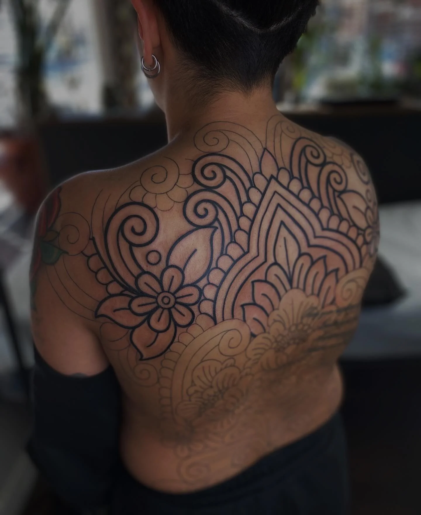 In progress for Meghan 💪🏻🖤
&bull;
#denvertattoo #denvertattooartist #denverartist #coloradogram #coloradolife #coloradotattoo #coloradotattooartist #backtattoos #backpiecetattoo #boldlinestattoo #ttt #tattooideas