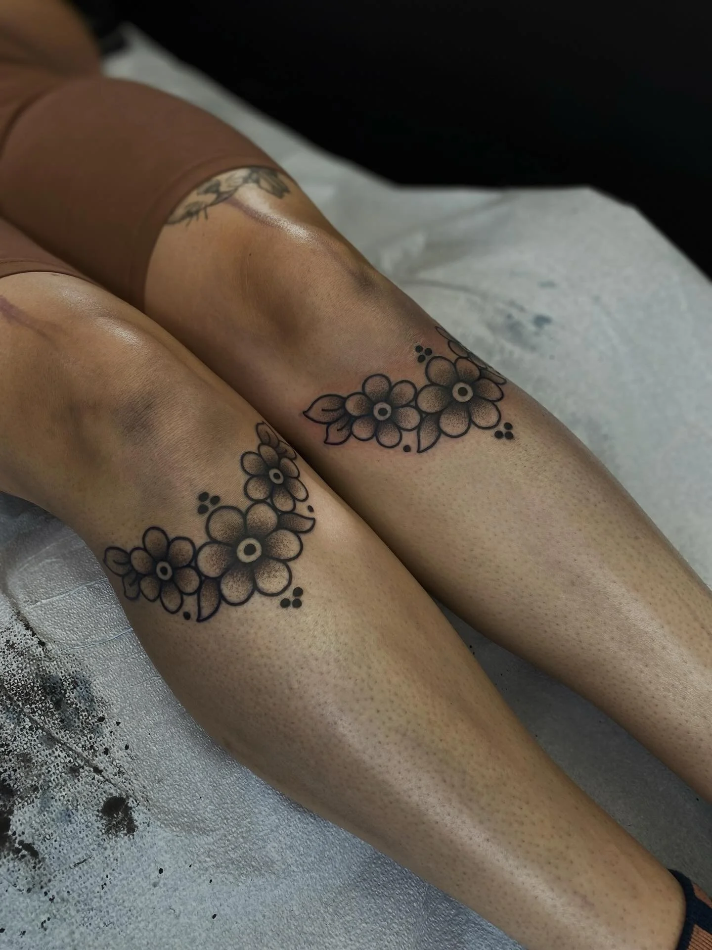 Little under the knee cuties for Kat, thank you!
&bull;
#denvertattooartist #coloradotattoo #ornamentaltattoo #femaletattooartist #tattooideas #denvercolorado #denvertattoo #matchingtattoo #cutetattoo #cutetattoos