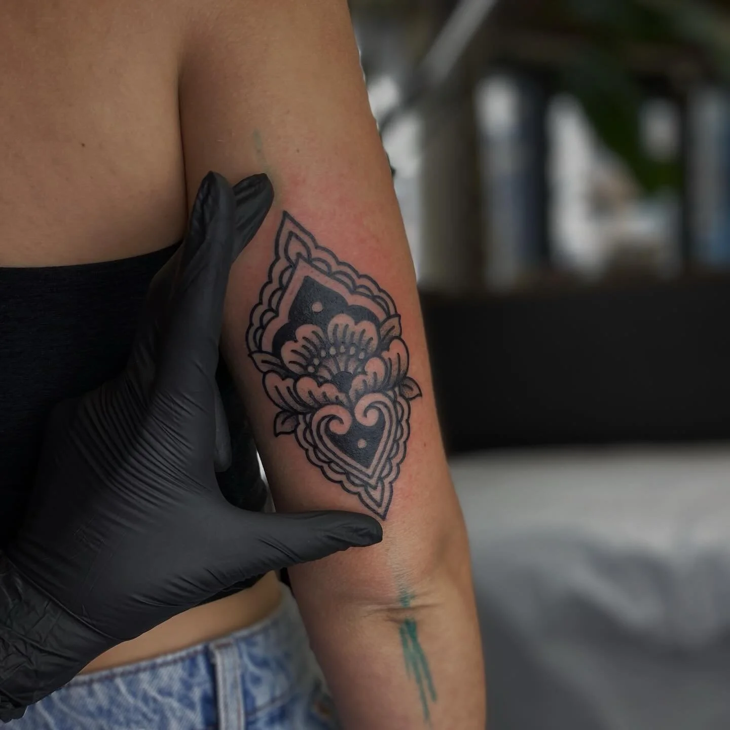 One from my flash from a bit ago <3
&bull;
#denvertattoo #denvertattooshop #ornamentaltattoo #flashtattoo #cutetattoos