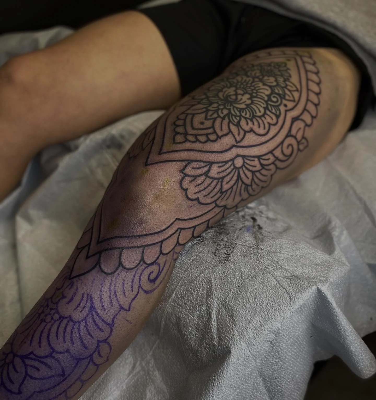 Work in progress, framing a flash from last year <3
&bull;
#legtattoos #legtattoo #denvertattooartist #denvertattoo #lineworktattoos