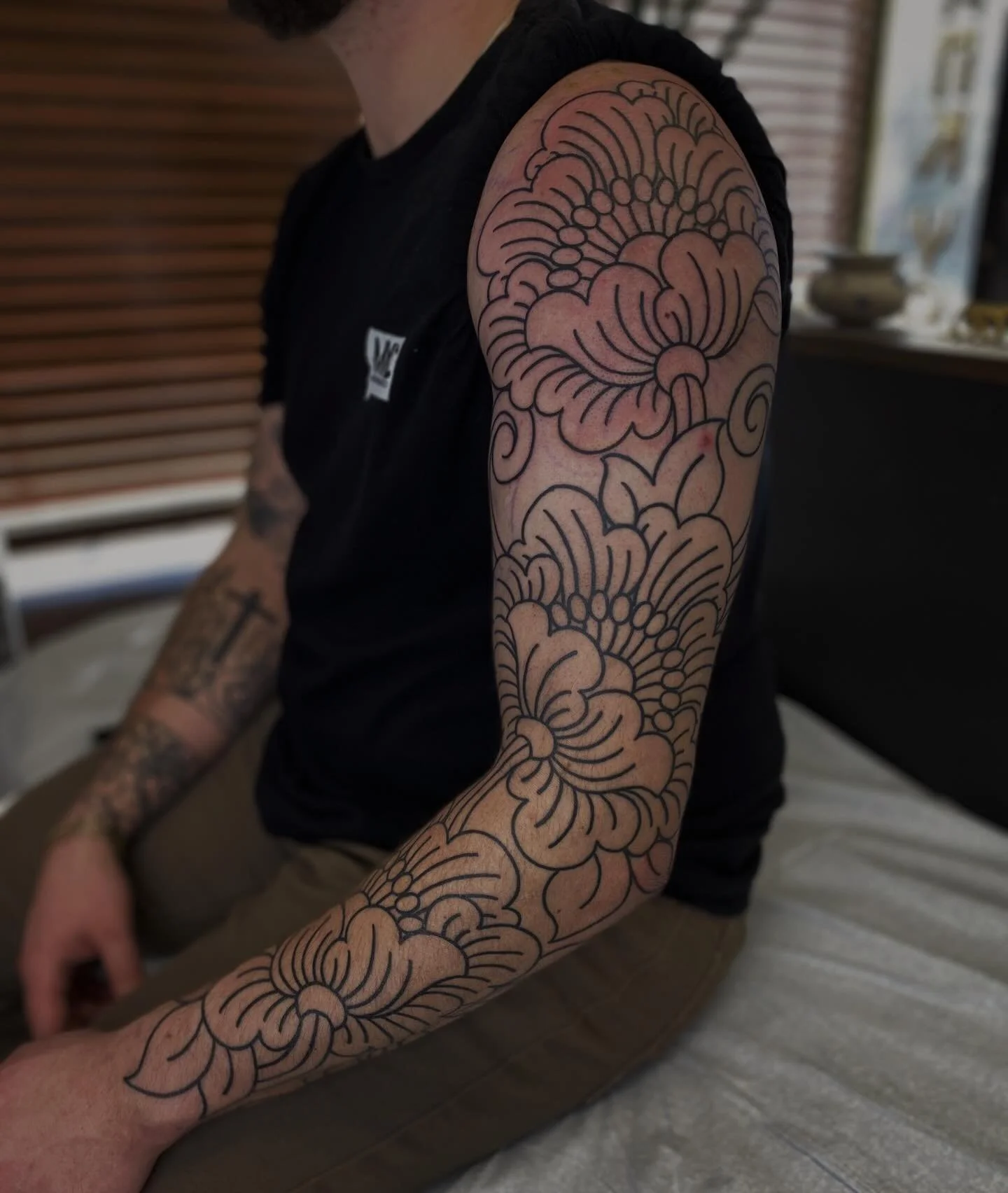 Completed linework arm for Ethan. Shoulder is fresh, otherwise healed a few months. Thanks for looking!
&bull;
#armsleevetattoo #lineworktattoo #denvertattooartist #ornamentaltattoo #tattoos