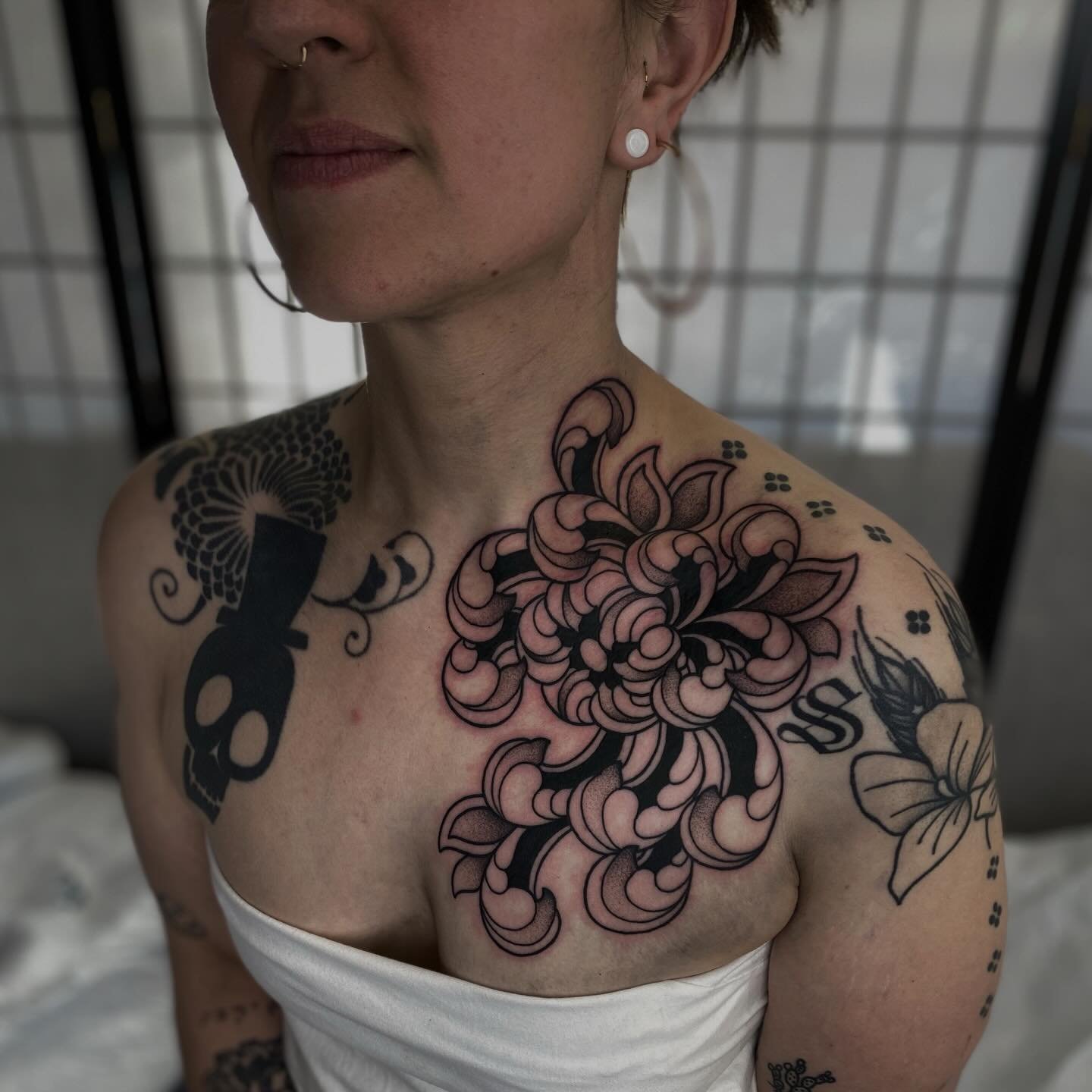 Chrysanthemum for my friend Breezy 🖤 Across from a beautiful Alicia piece 🕊️
&bull;
#chrysanthemum #chrysanthemumtattoo #floraltattoos #denvertattooartist #denvertattoo