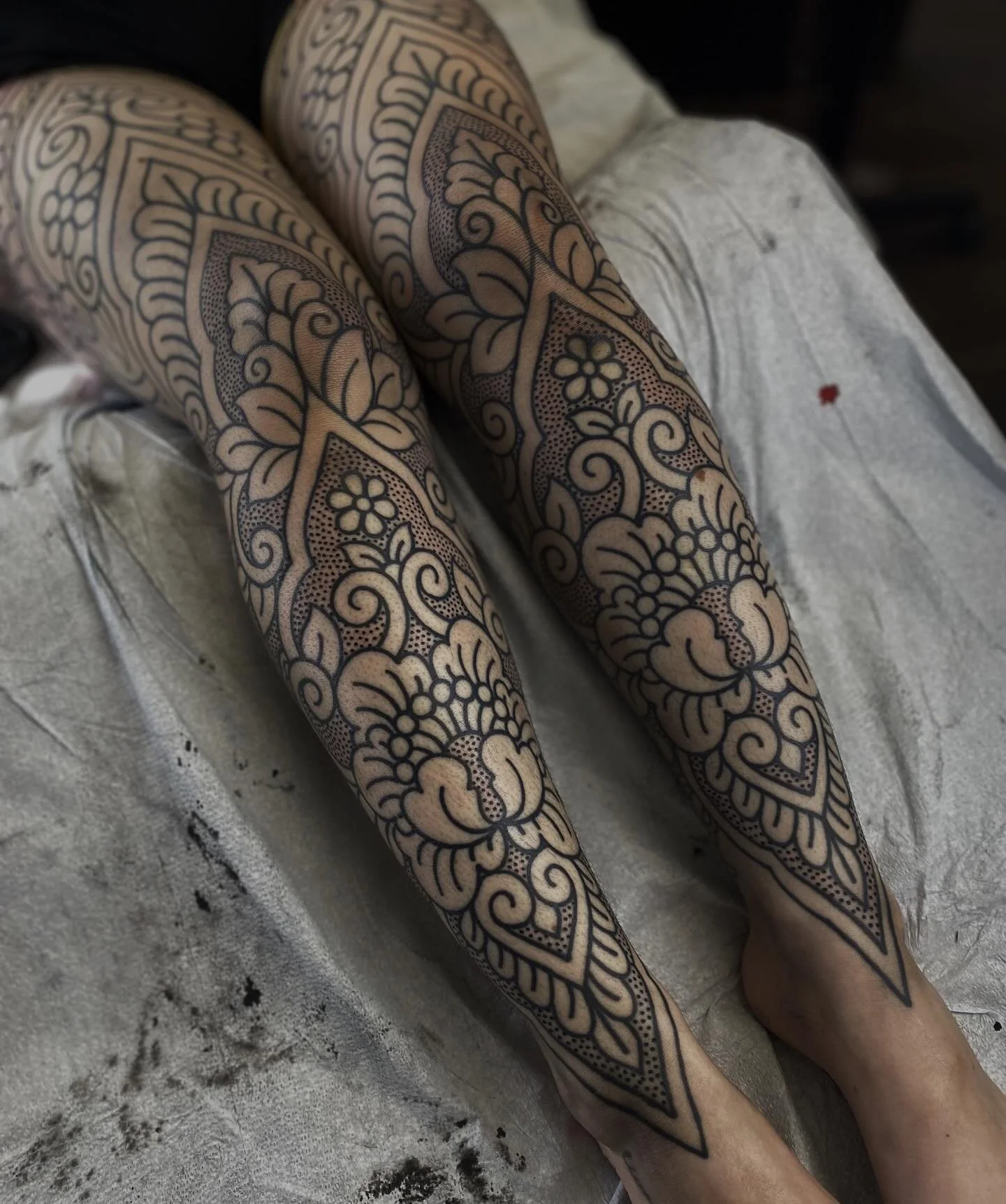 Symmetrical leg project for Sarah coming along nicely! Lines are healed around 1.5 years, dots are fresh. Thanks for traveling and always sitting so well <3
&bull;
#ornamentaltattoo #legtattoos #denvercolorado #denvertattooartist #symmetricaltatto