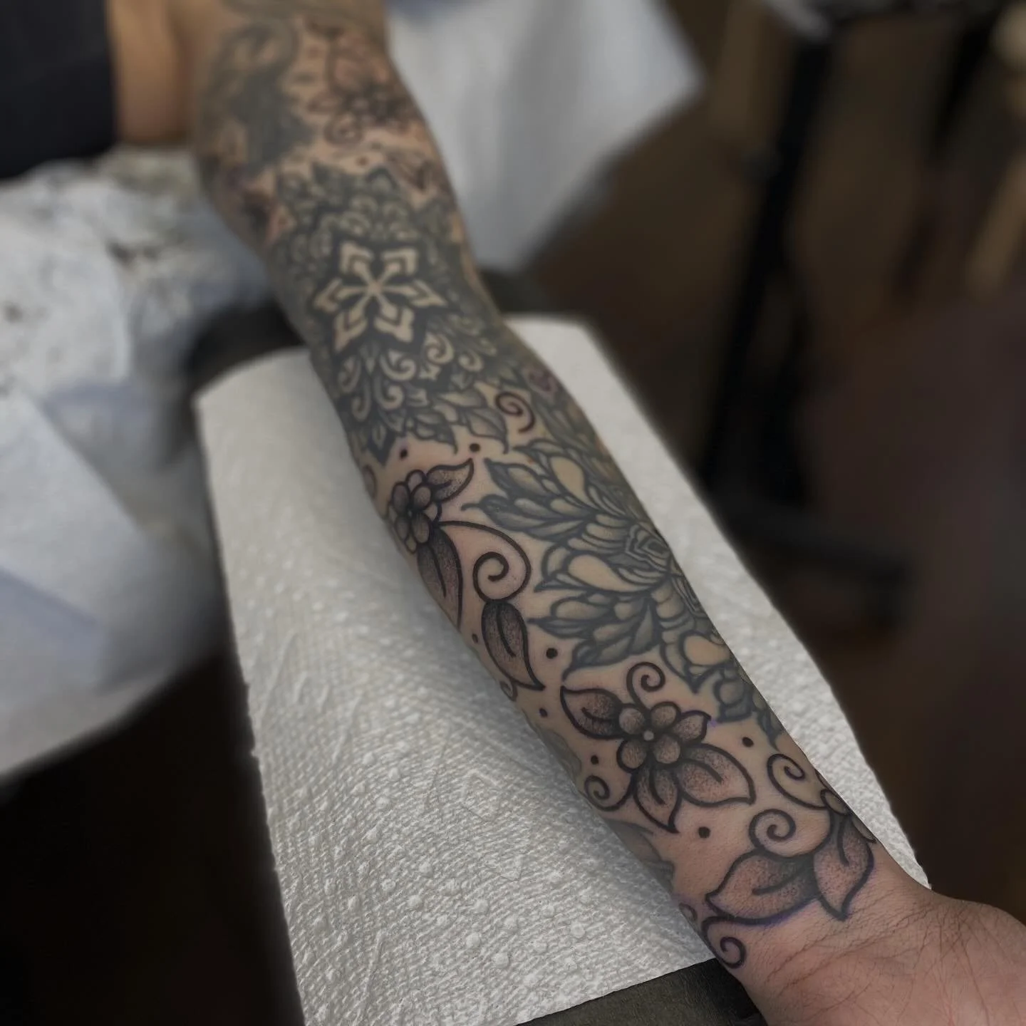 Drawn on filler for Emily from a bit ago, amongst some older healed work <3 swipe to see the freehand drawing
&bull;
#gapfillertattoo #freehandtattoo #denvertattoo #denvertattooartist #gapfiller