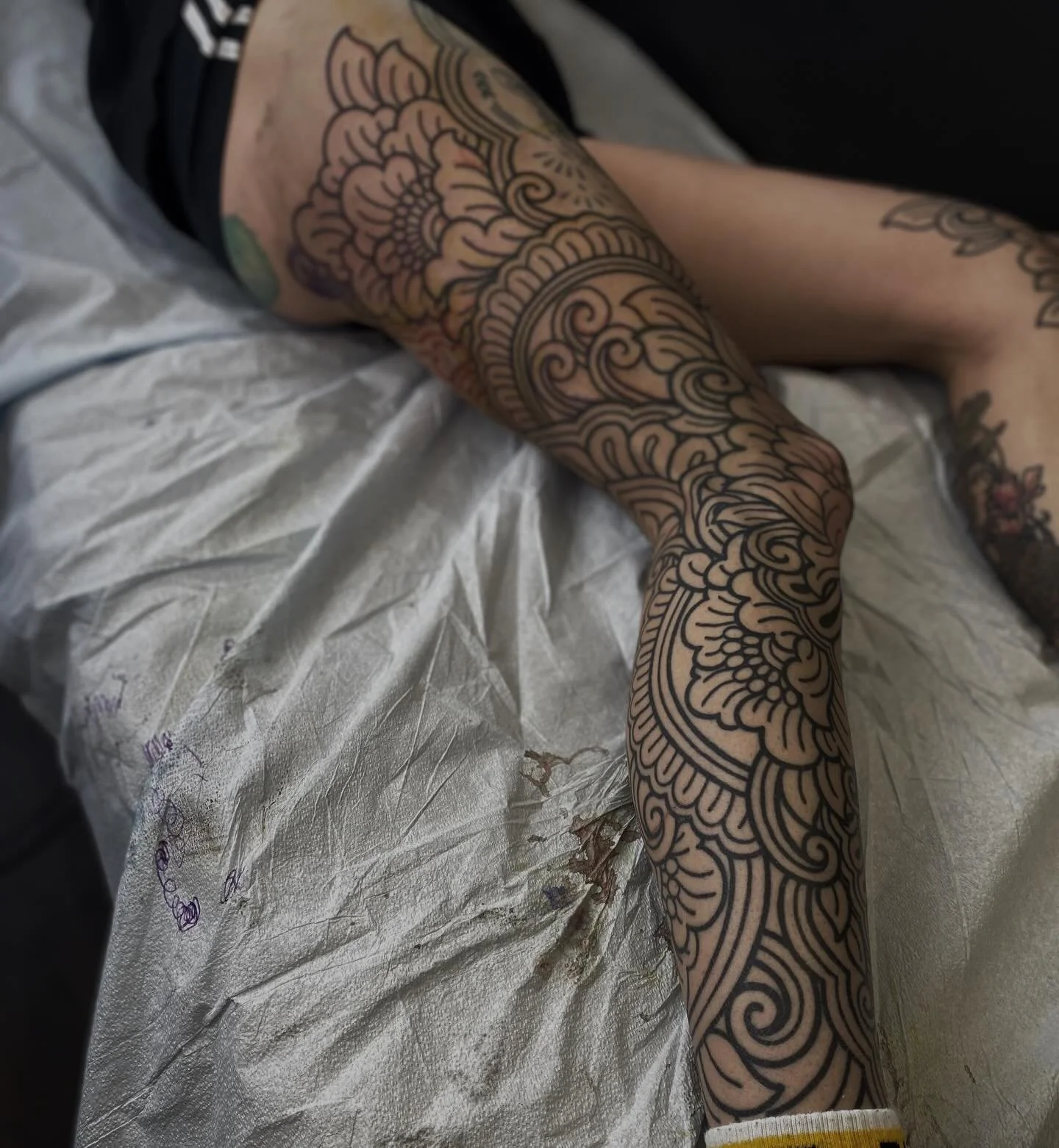 Leg sleeve in progress for Jenessa - swipe to see the latest freehand addition 🌸
&bull;
#legsleevetattoo #boldlinetattoo #denvercolorado #denvertattoo #denvertattooartist