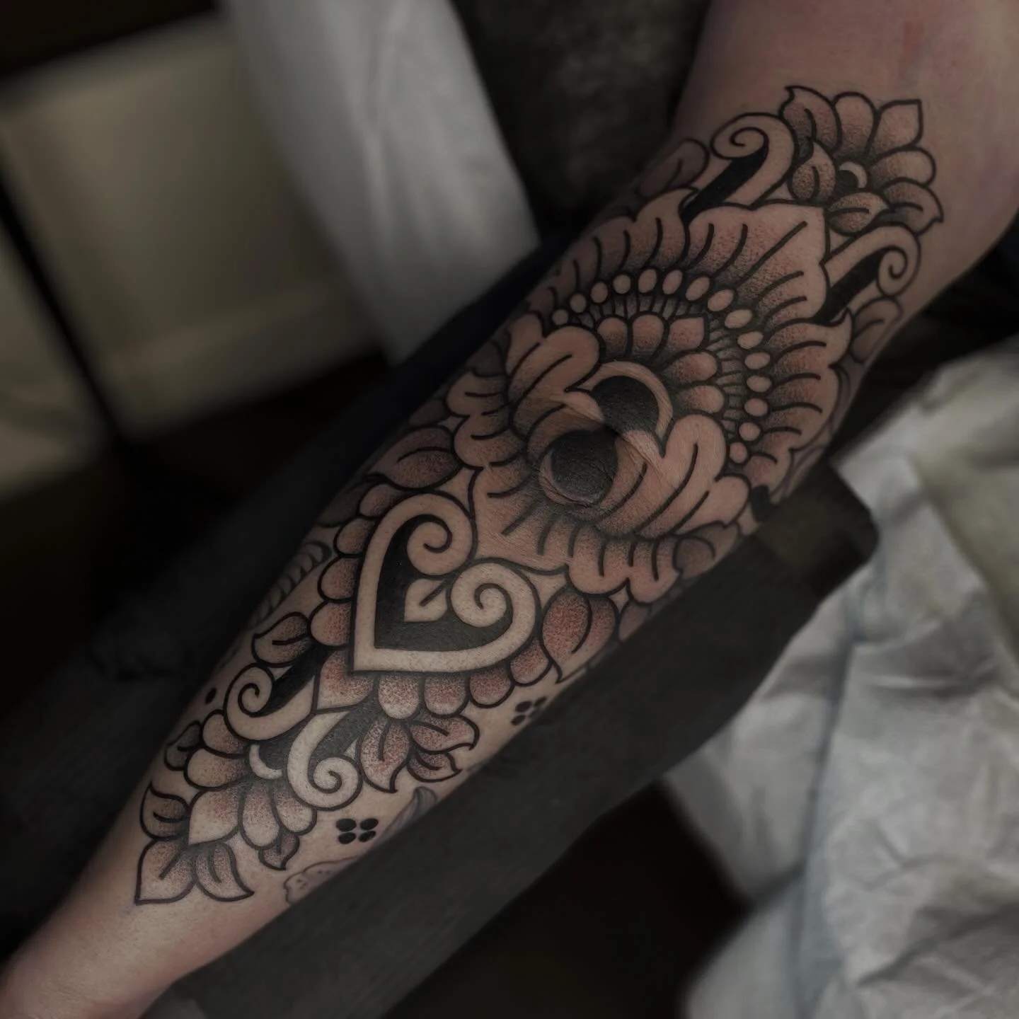 A very swollen elbow for Jackie, thank you so much!
&bull;
#elbowtattoo #ornamentaltattoo #denvercolorado #denvertattooartist #armtattoos