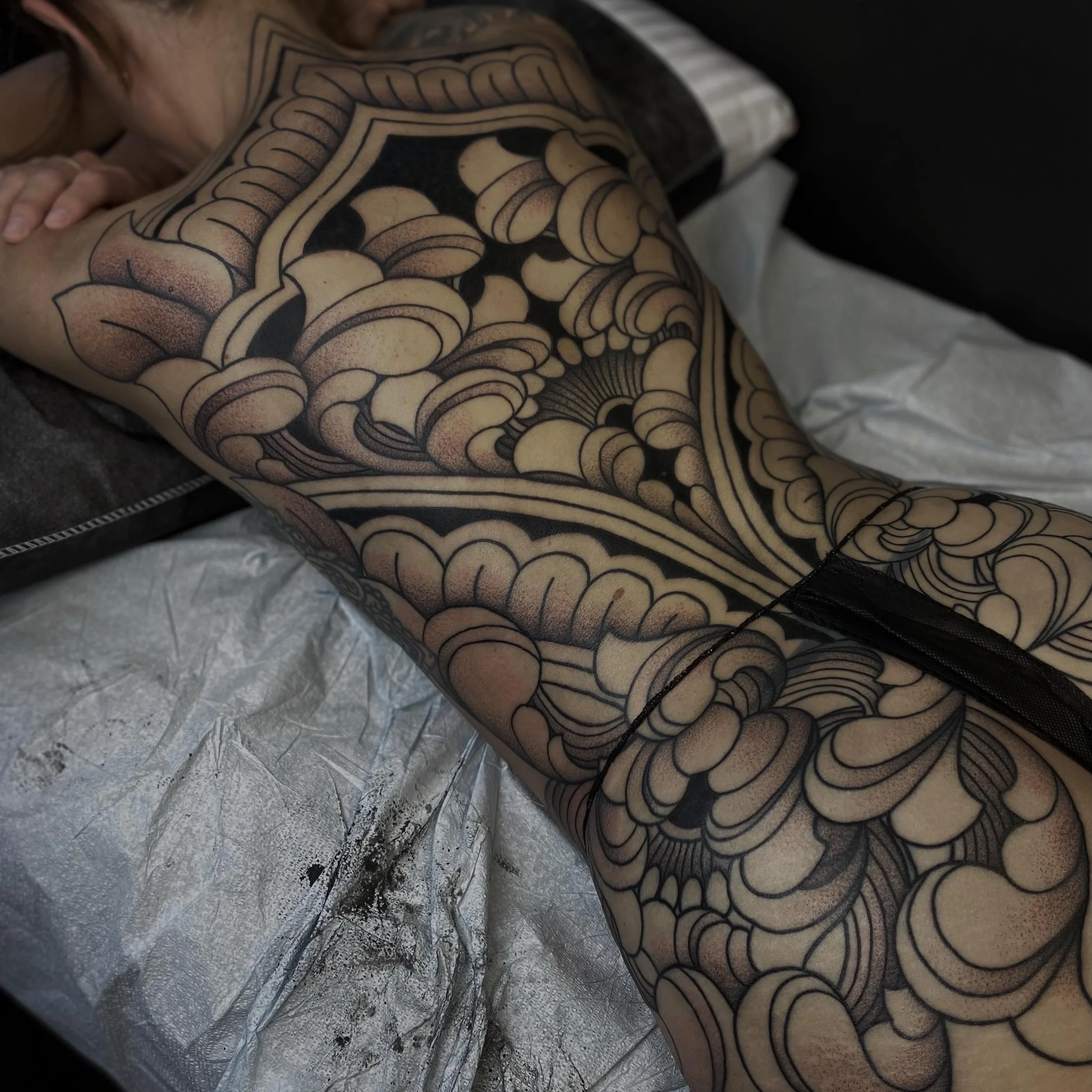Nearly there on this full back for the strong Ashley 💪🏻
&bull;
#ornamentaltattoo #denvertattoo #backpiecetattoo #denvertattooartist #floraltattoo