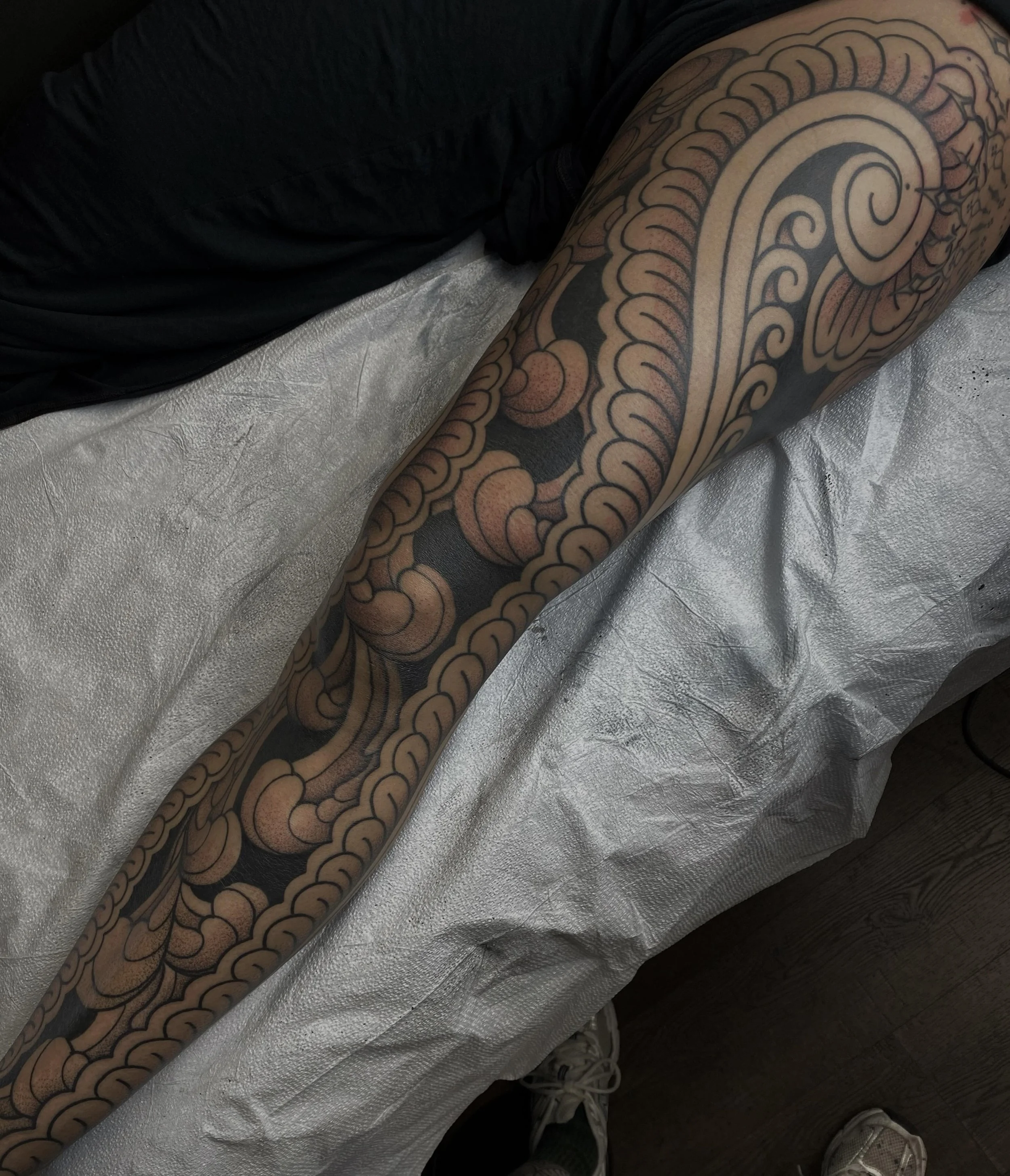 Full leg for Hayde ✨ thank you so much for your trust and great convos!
&bull;
#legsleevetattoo #denvercolorado #legtattoos #blackworktattoos #denvertattooartist