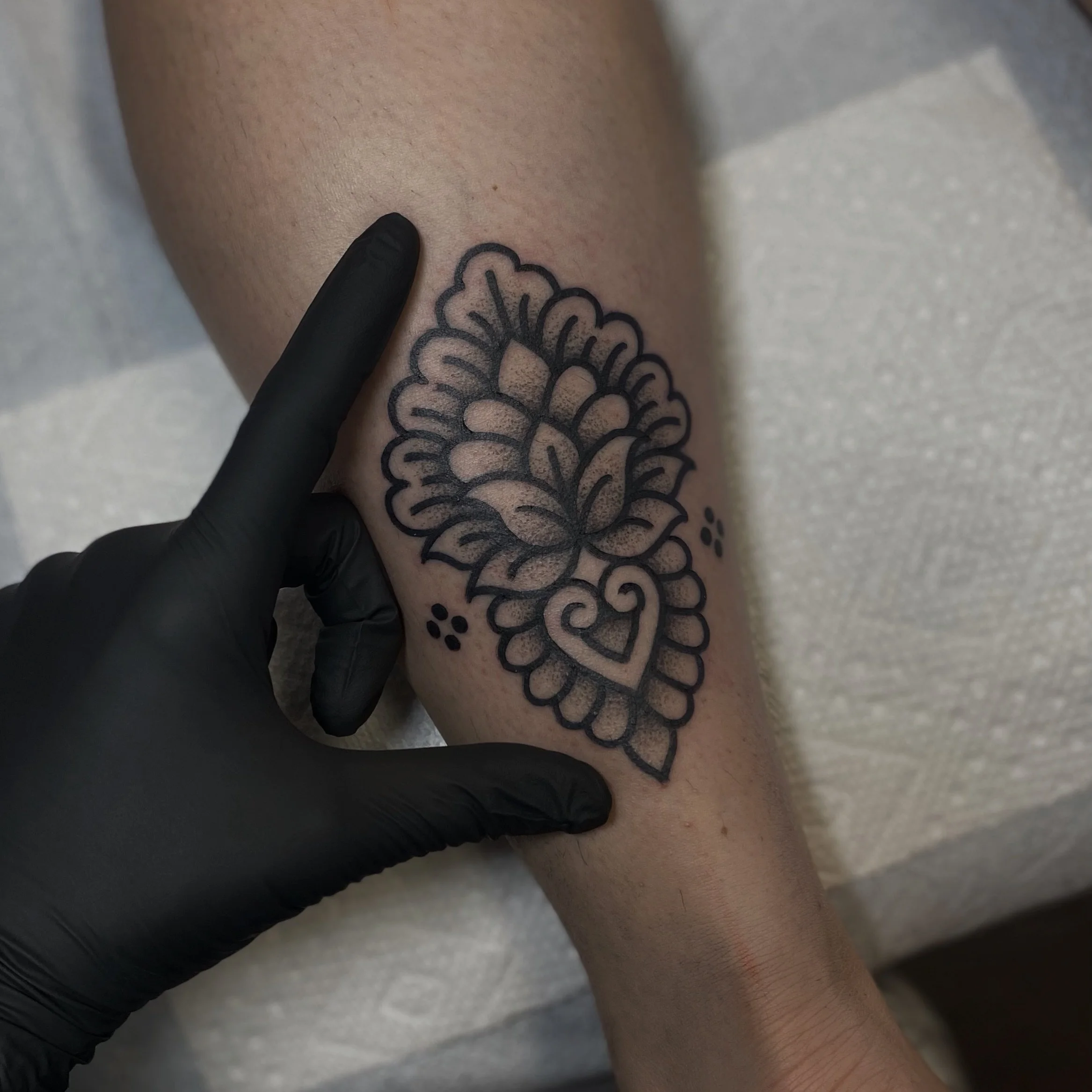 Tiny one from flash day @tattoothankyou yesterday for Ash <3
&bull;
#denvercolorado #denvertattooartist #cutetattoo #smalltattoo #ornamentaltattoo