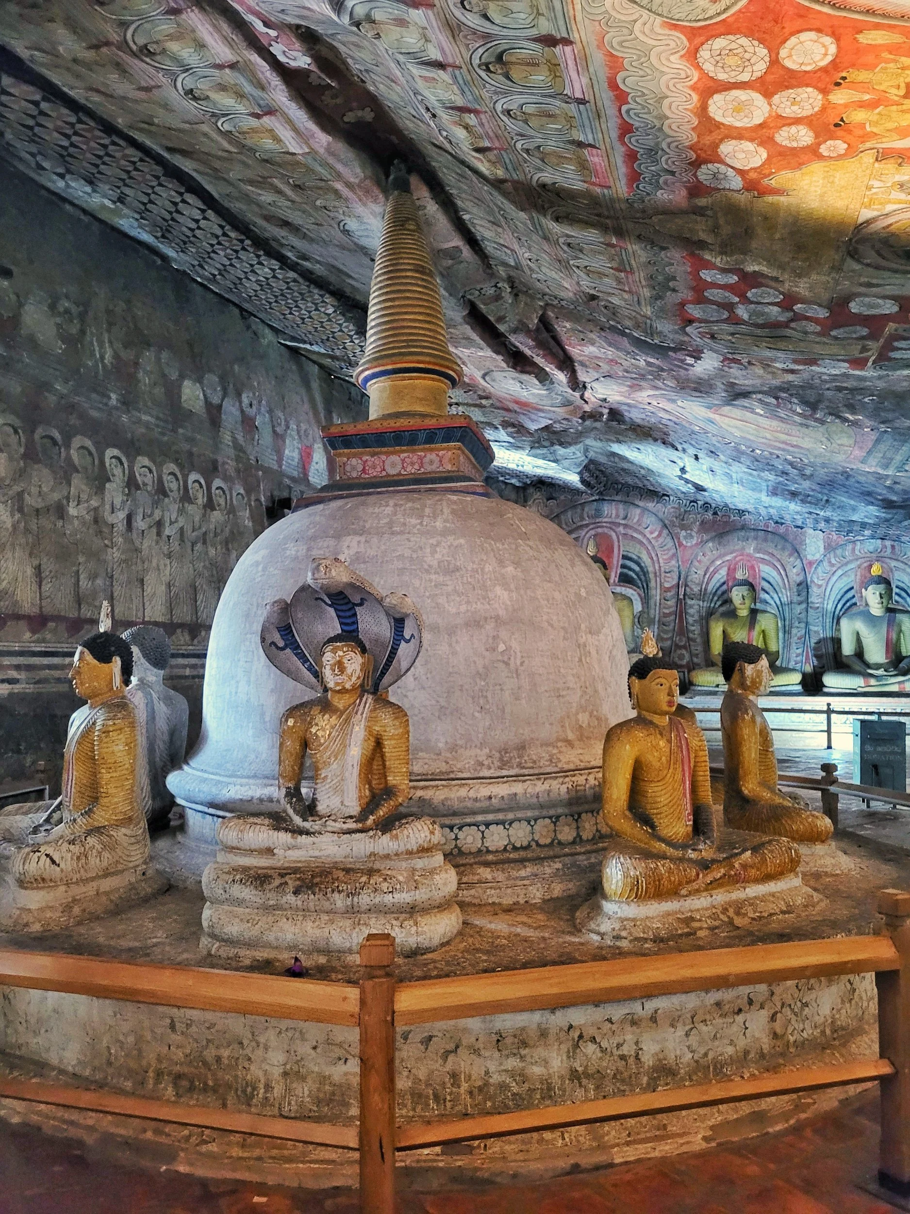 Höhle im Goldenen Tempel von Dambulla