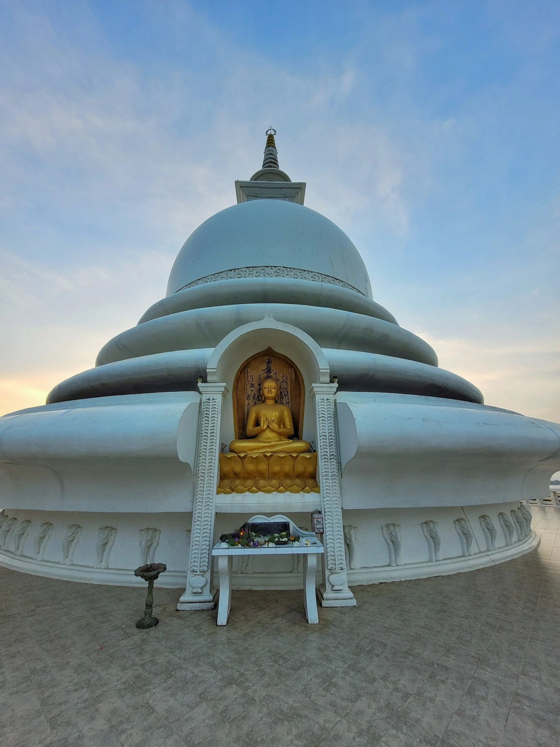 Japanische Friedens Pagoda in Unawatuna