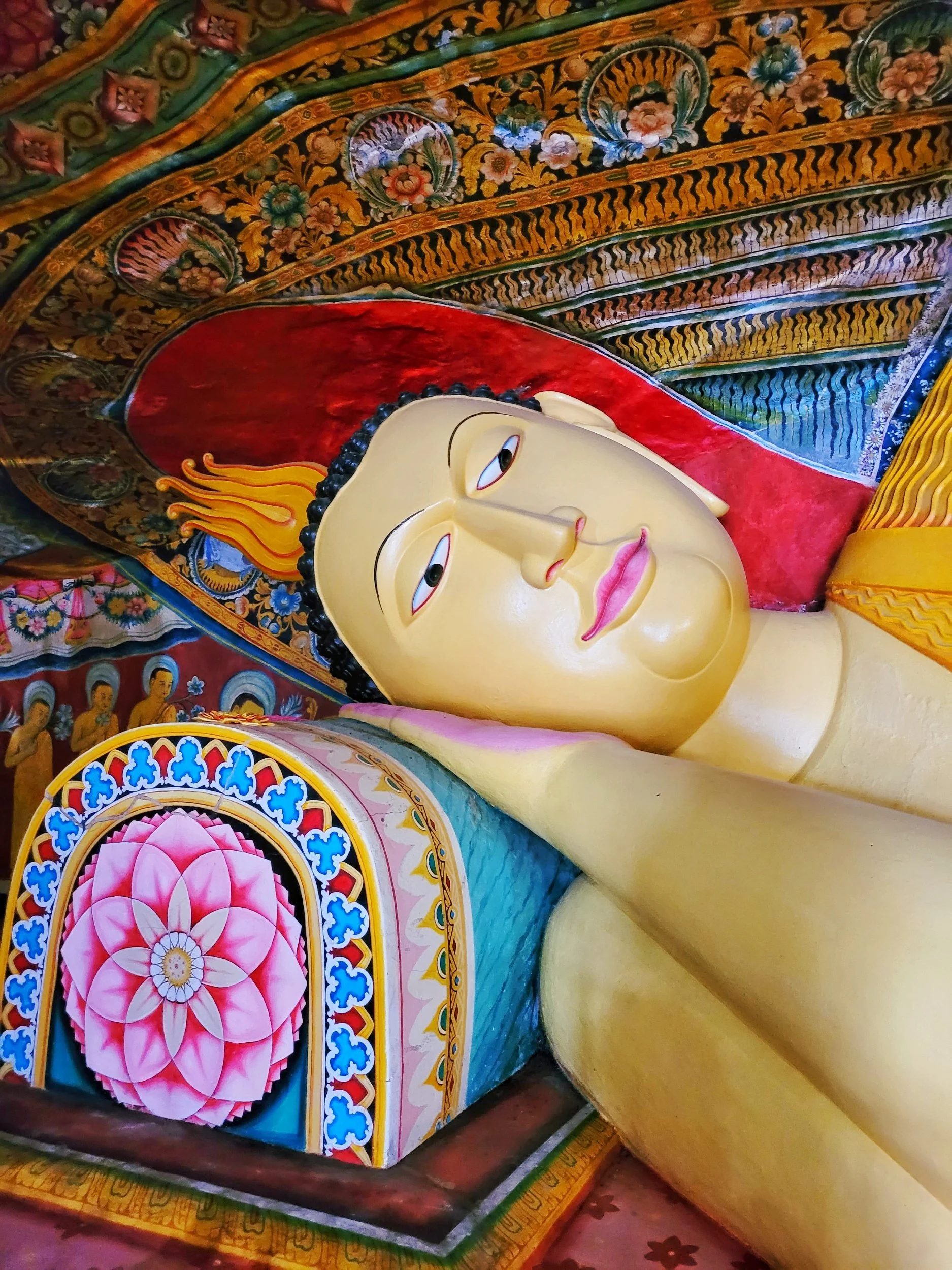 Buddha Statue im Mulgirigala Raja Maha Viharaya bei Tangalle