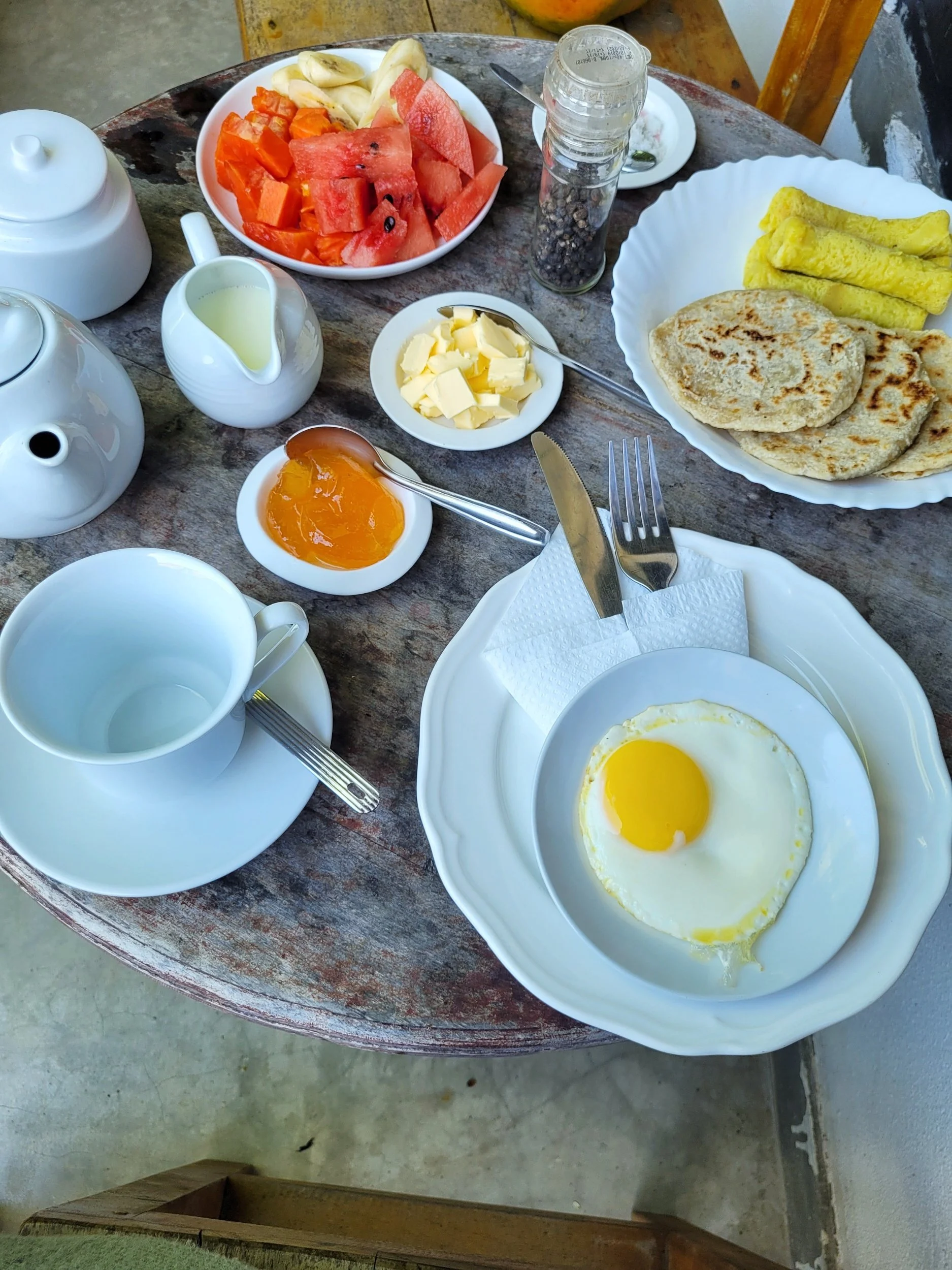 Typisches sri-lankisches Frühstück mit Coconutroti