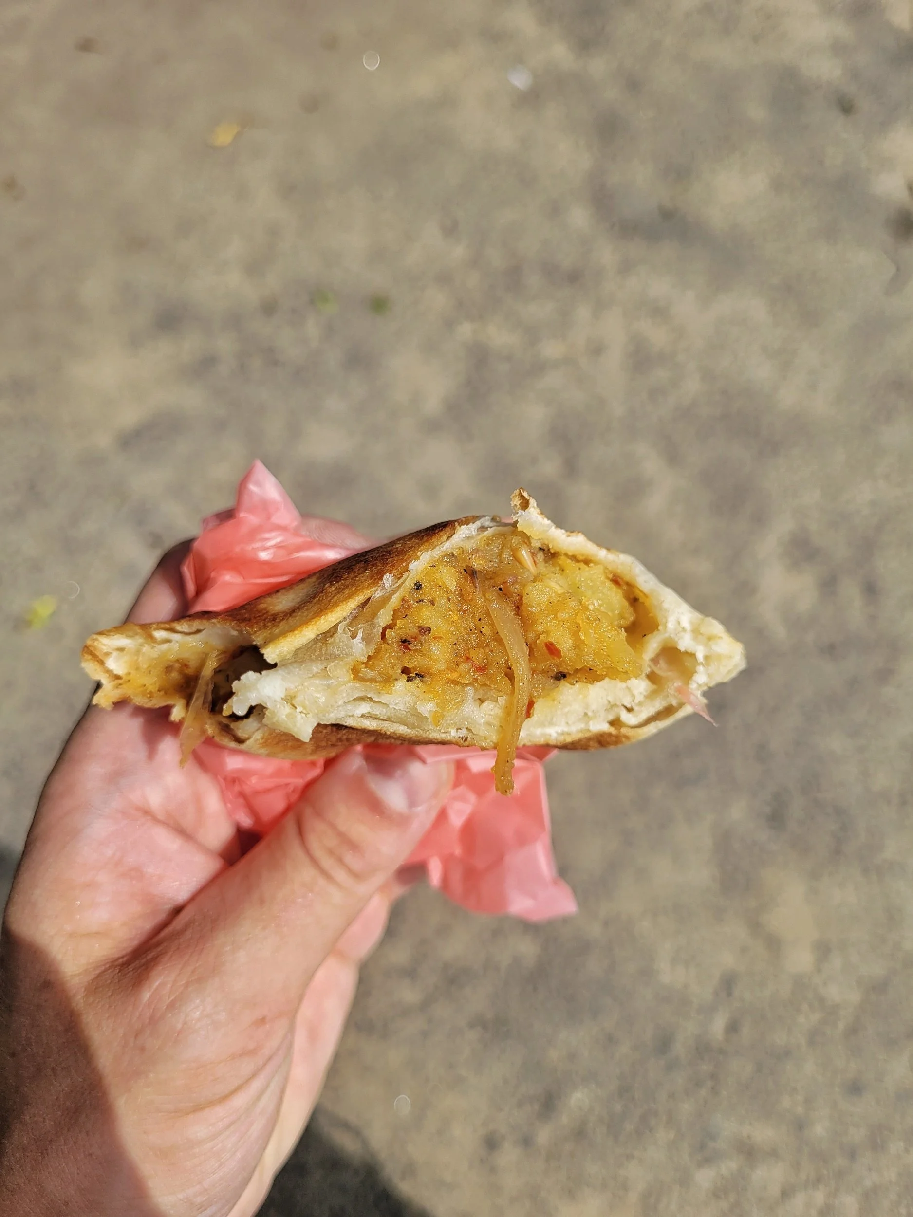 Roti gefüllt mit Kartoffeln und Zwiebeln