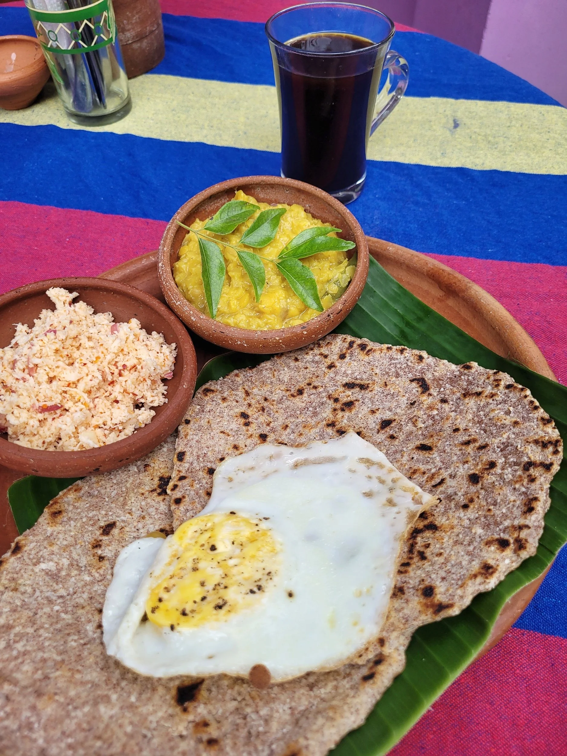 Coconutroti mit Coconutsambol und Linsendal