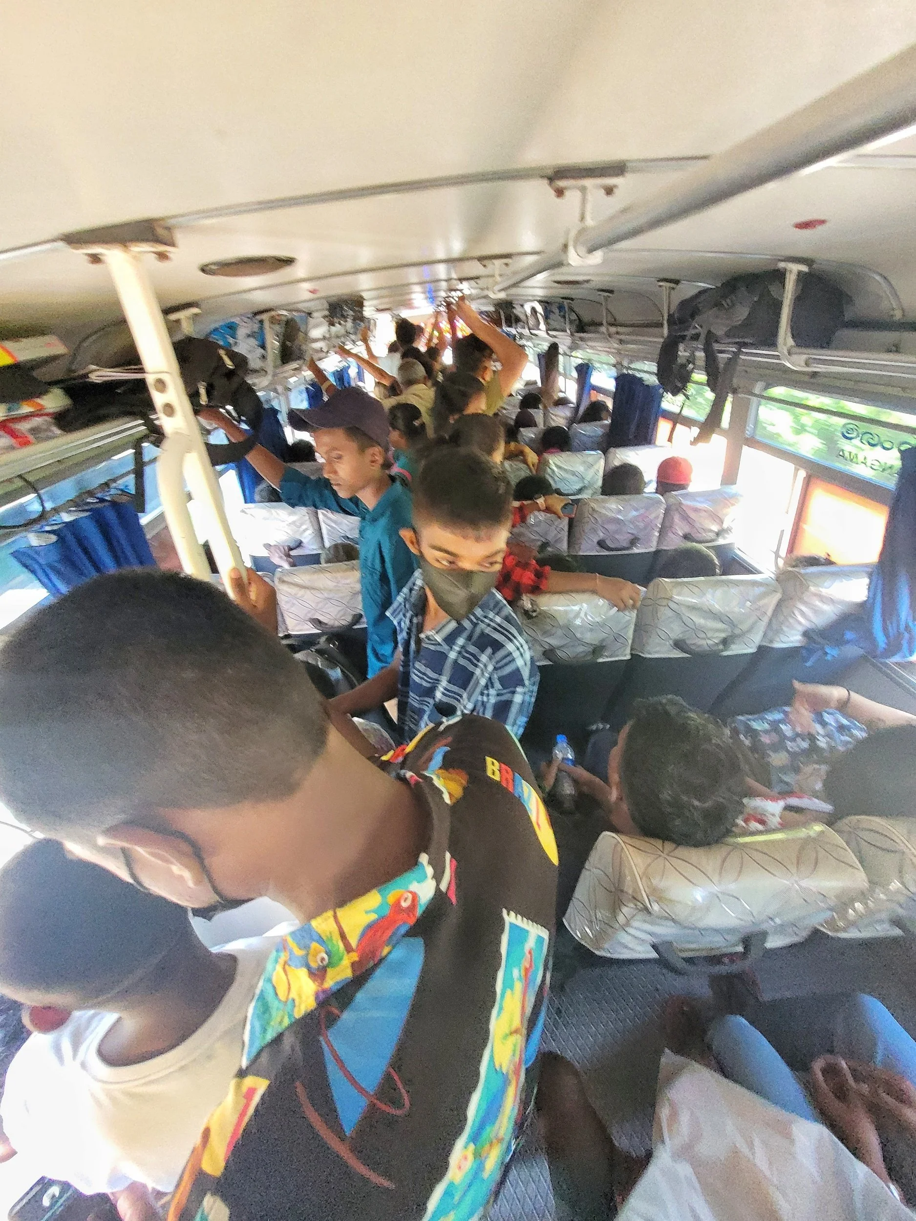 Überfüllter Bus, der alle mitnehmen, die mitwollen