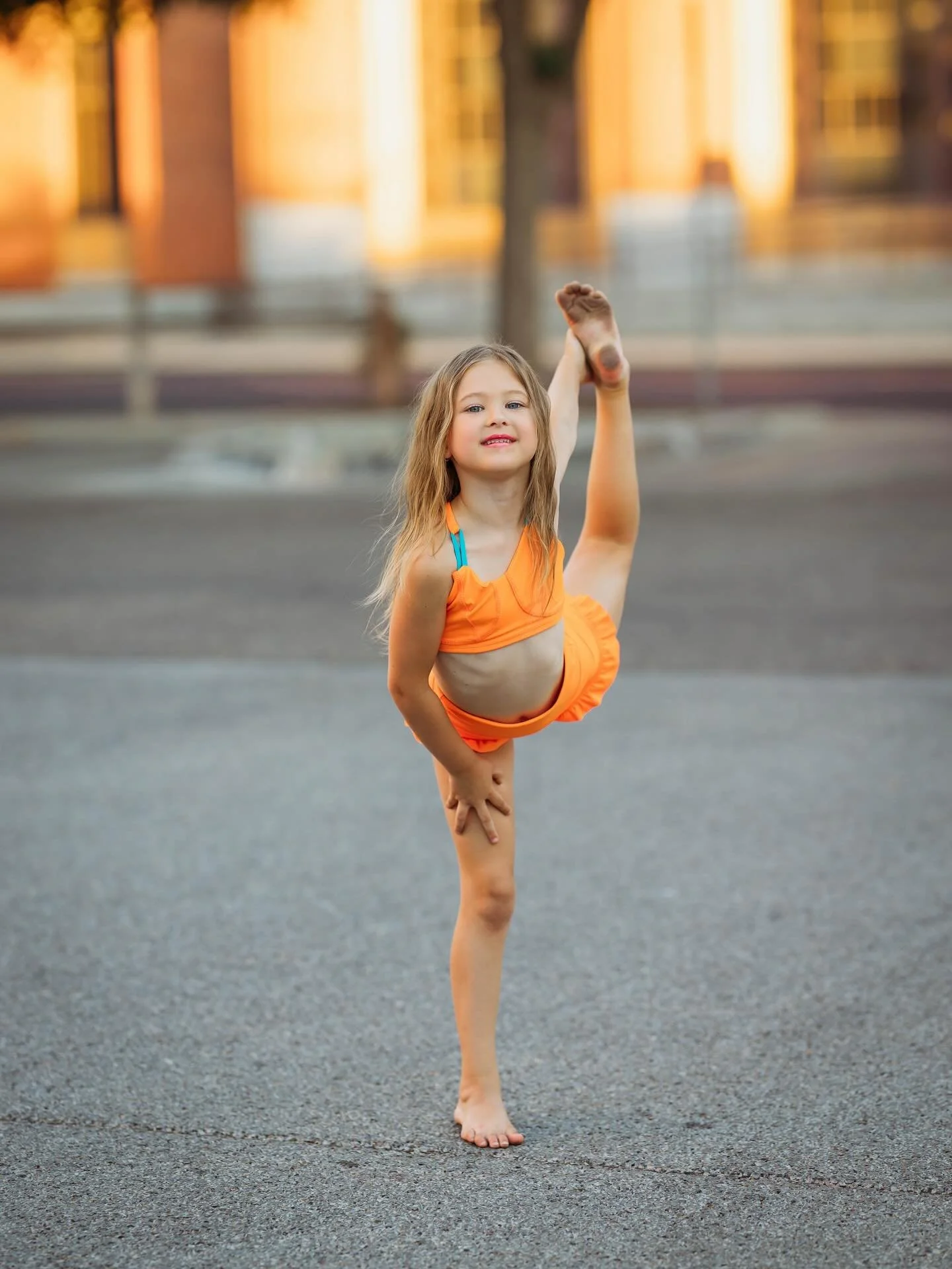 🧡🩵 Sunshine in orange! Can&rsquo;t believe Summer is coming to an end ☀️🍊
Dancer @charlotte_ciuk 
DW @tigerfriday.dancewear