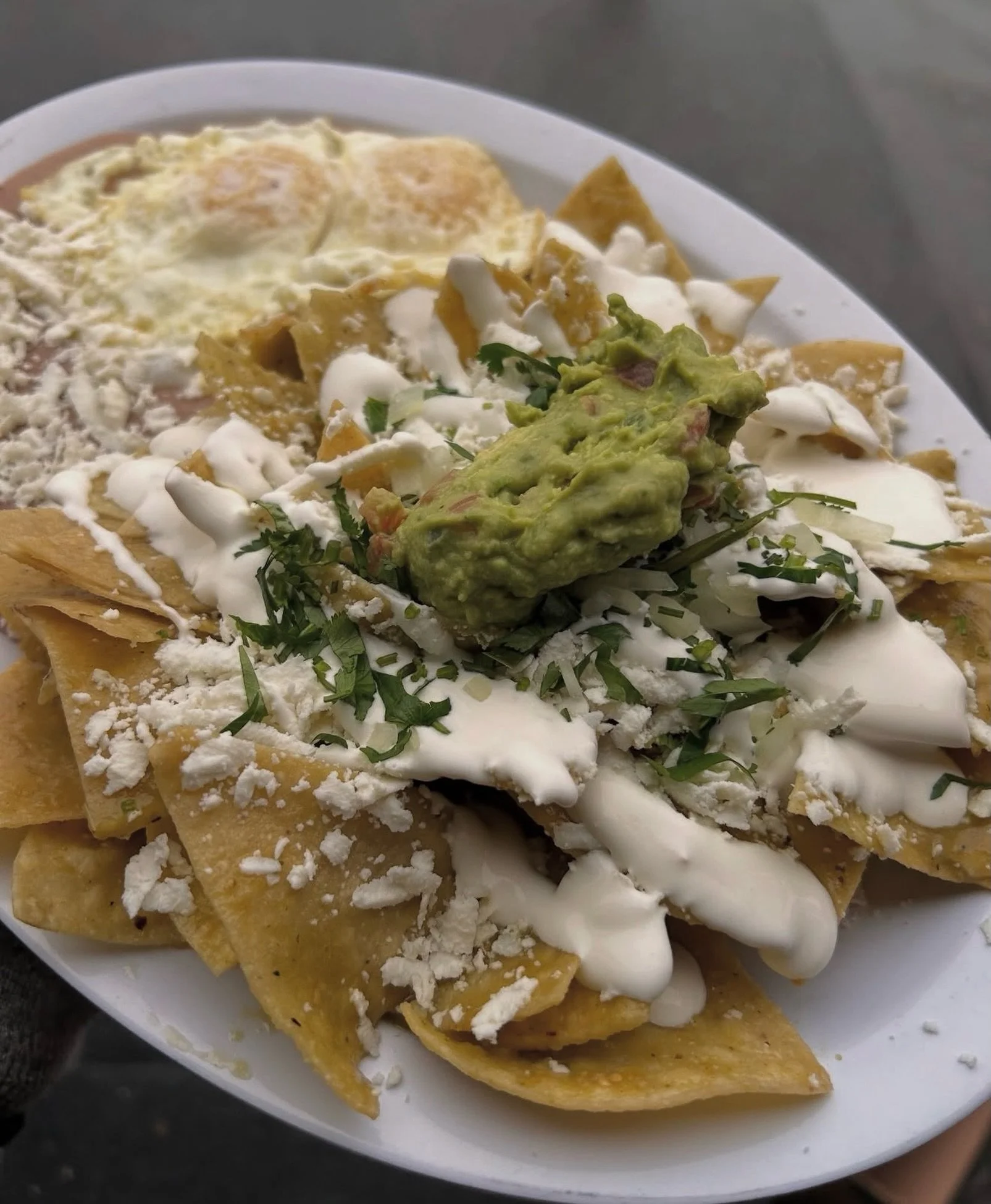 A sunny Sunday is best enjoyed with some green chilaquiles 🍳☀️