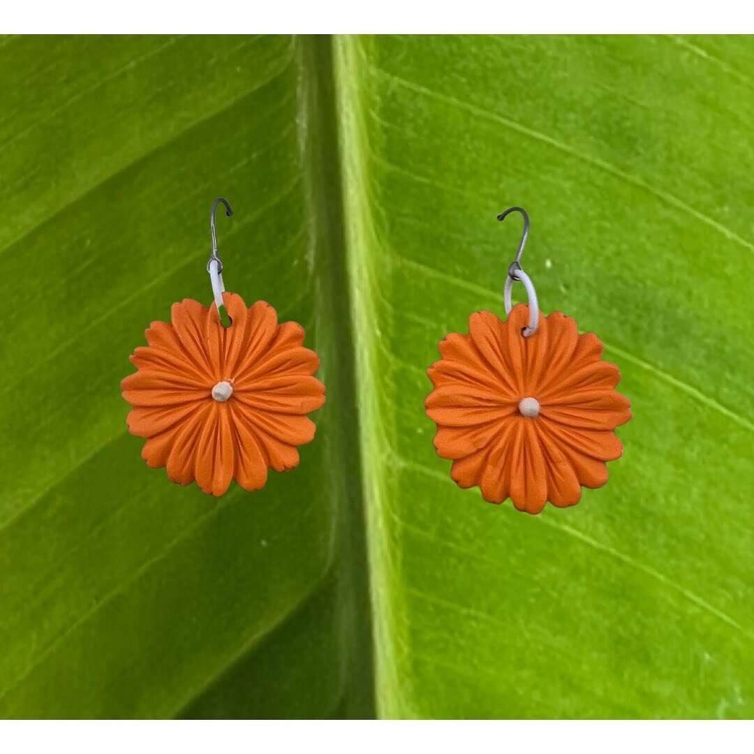 Have you seen our TWEEN style flowers ? 
These hook dangles are SUPER lightweight and are available to order in any colour 🌈 ONLY $35 🤩 They will look great on anyone 🧡