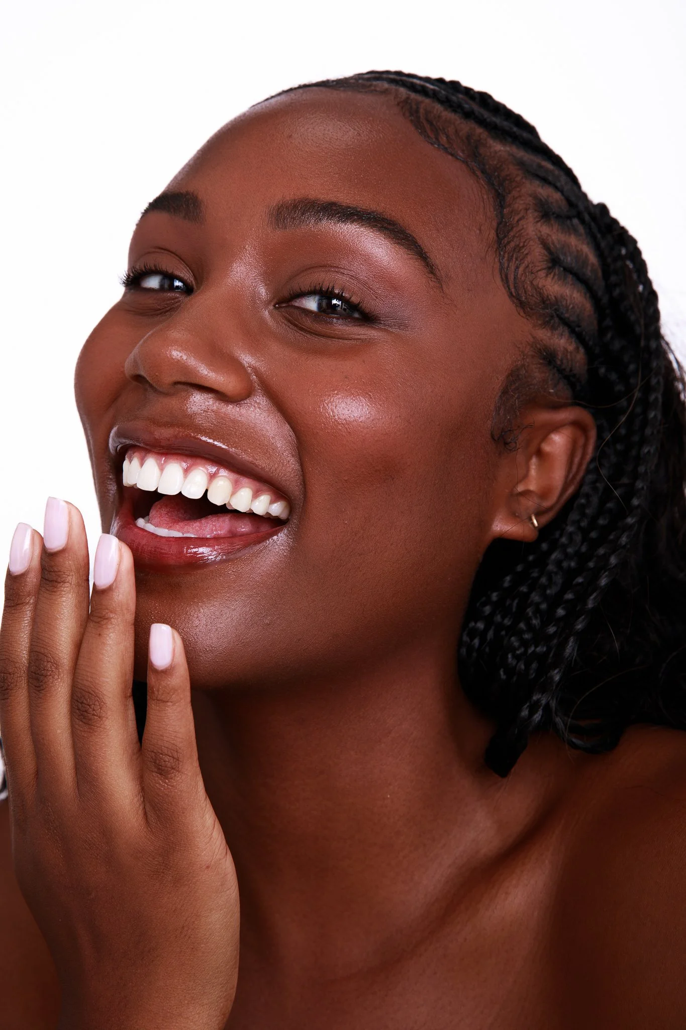 UNRETOUCHED
shot by Cass Michael. makeup by Sparkle Tafao. hair by @_.braidsbycc.