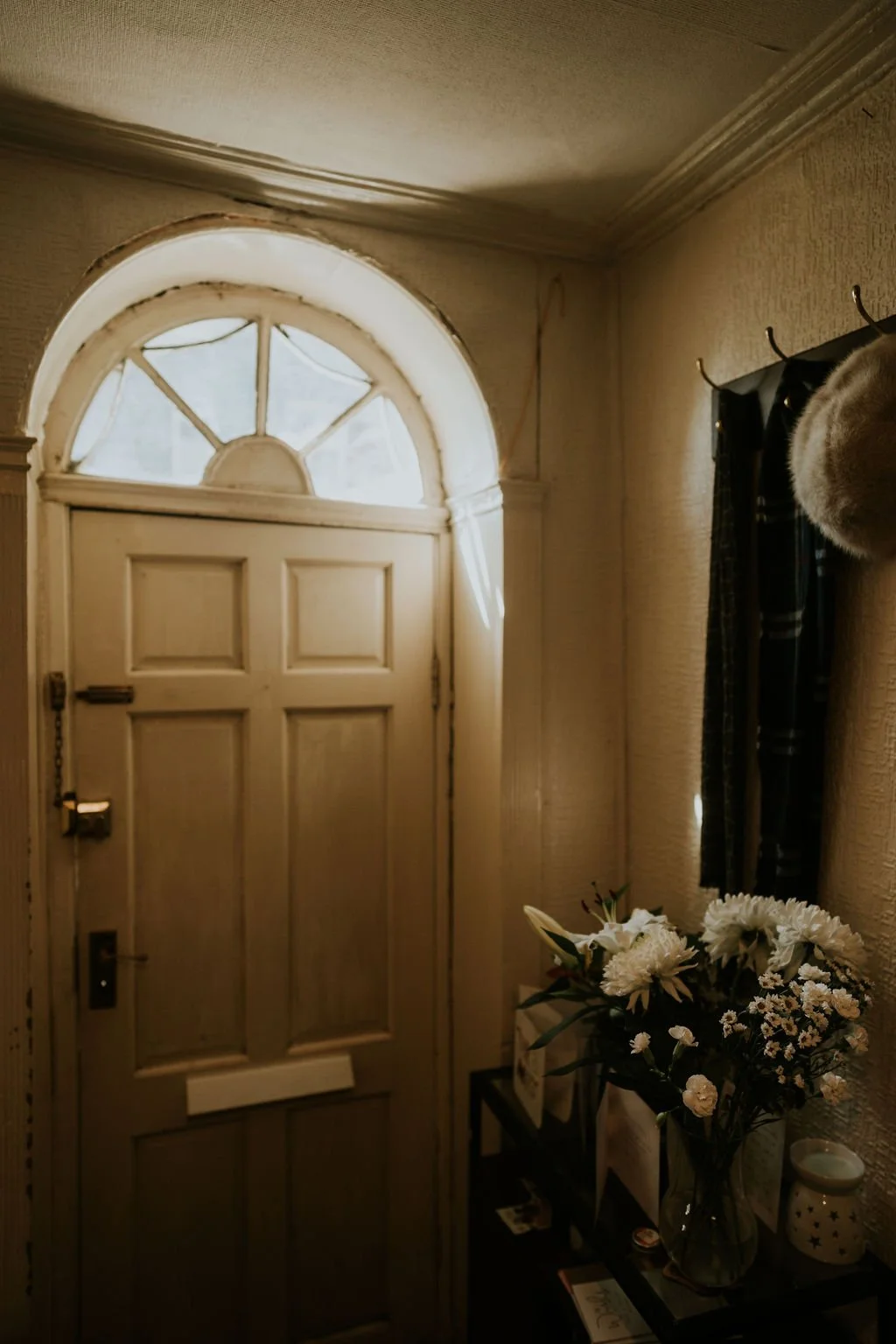 Rach+DannyPeakDistrictBridePrep-8.jpg