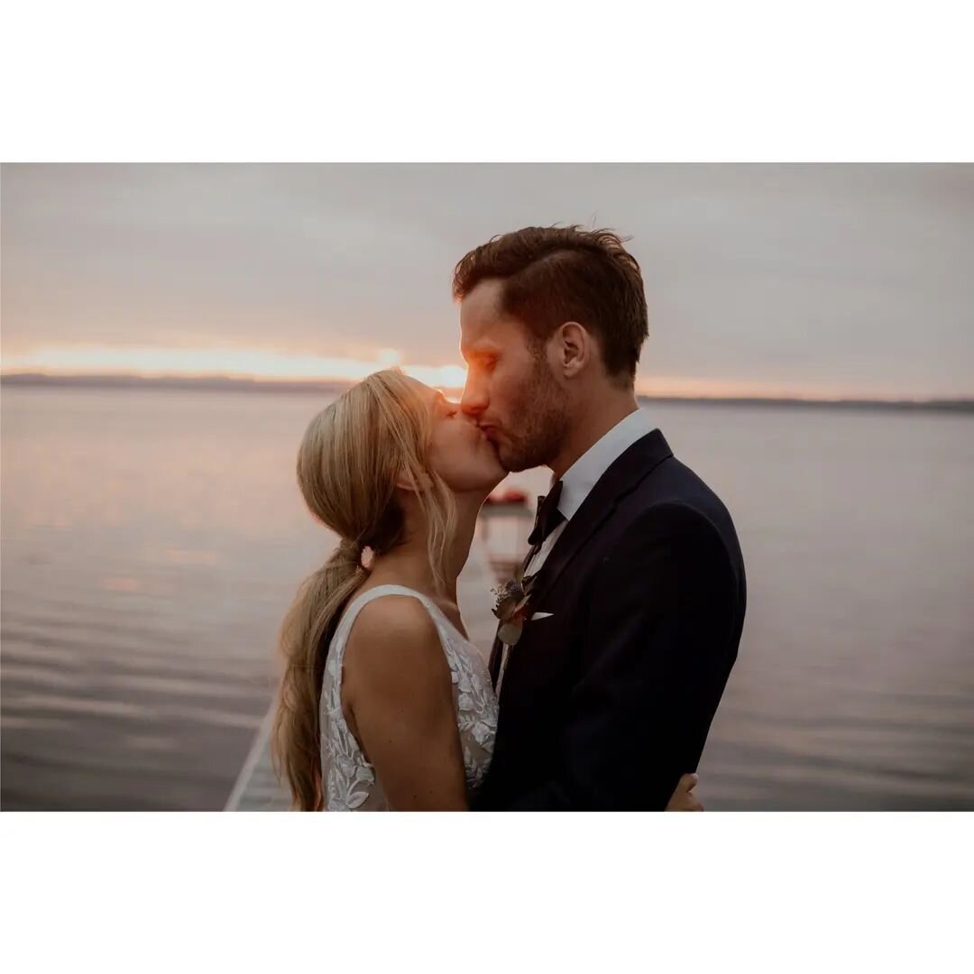 Stine &amp; Niels.
🌿 Wedding / Ebeltoft 🌿

Do you know Ebeltoft?
If not, do it. Pensionist paradise - and yeah, wedding paradise as well.
Stine and Niels got married at the charming church in Ebeltoft and held their wedding party at @langhoffogjuul