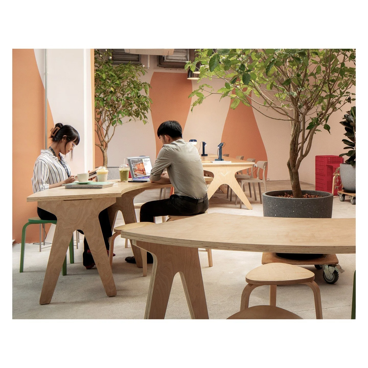 Another highlight from 289 caf&eacute;: a series of communal round benches &mdash; perfect for a quick coffee break or a casual catch-up!

Photography by @wanthaimages