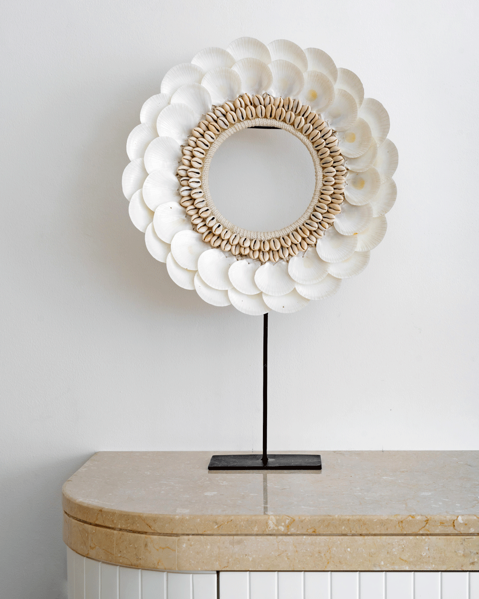 PEARL NECKLACE ON STAND