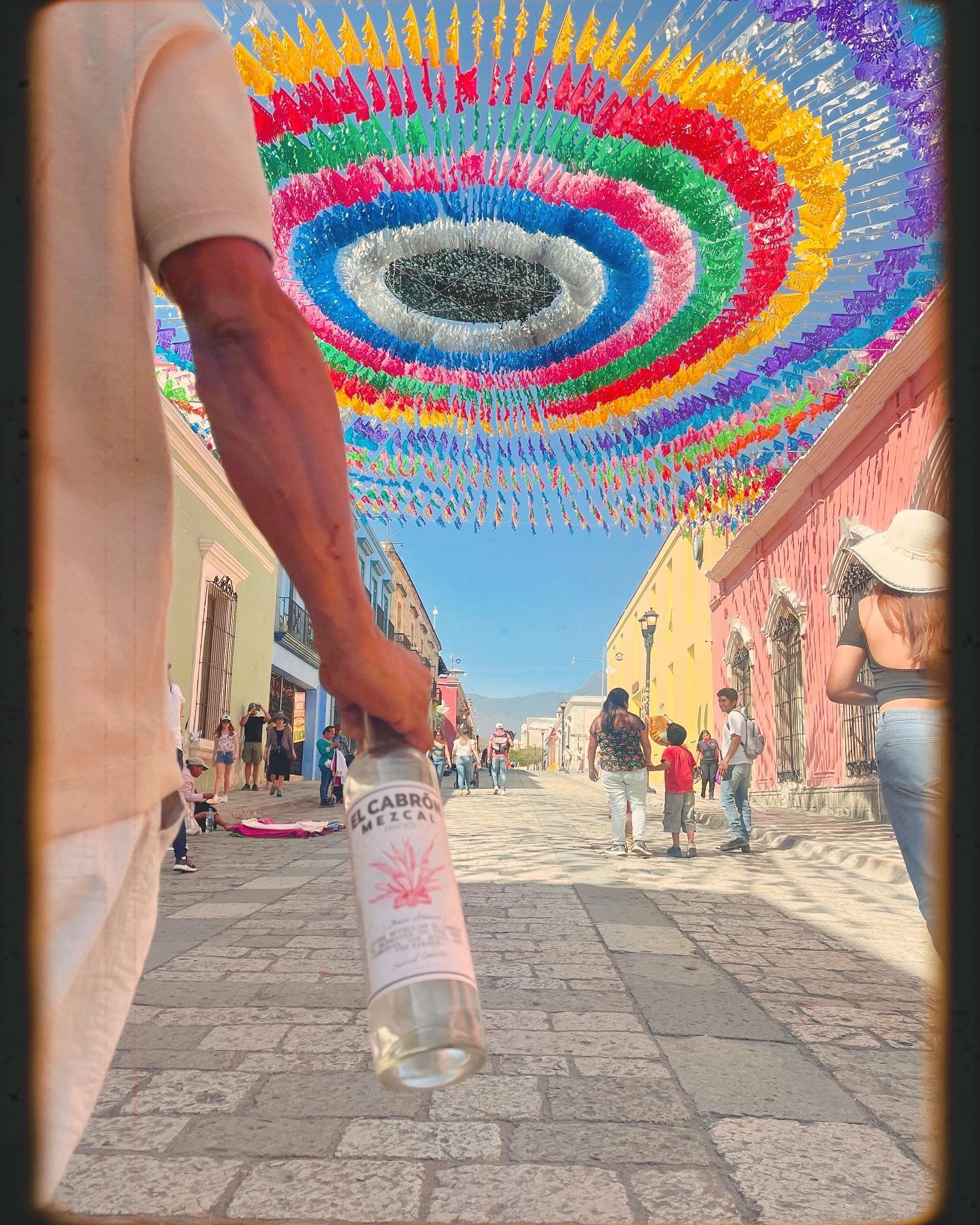 Los eternos sabores y colores de Oaxaca #ElCabron

#Mezcal #Agave #Tequila #Mexico #Colores #Sabores #Arte #Colors #Flavors #foodanddrink #Spirit #VivaMexicoCabrones #SaludCabron #Artisanal #Art #Nature #Crafted #Oaxaca