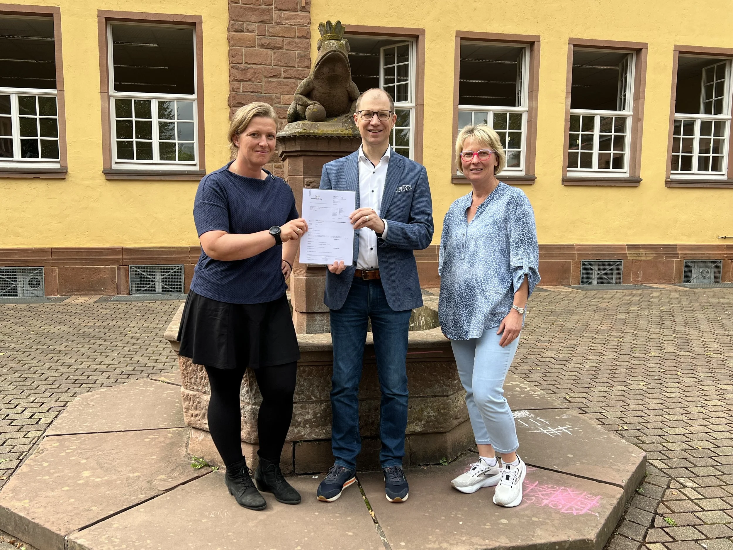 Wetteraukreis unterstützt Sanierung des Märchenbrunnens an der Stadtschule Büdingen