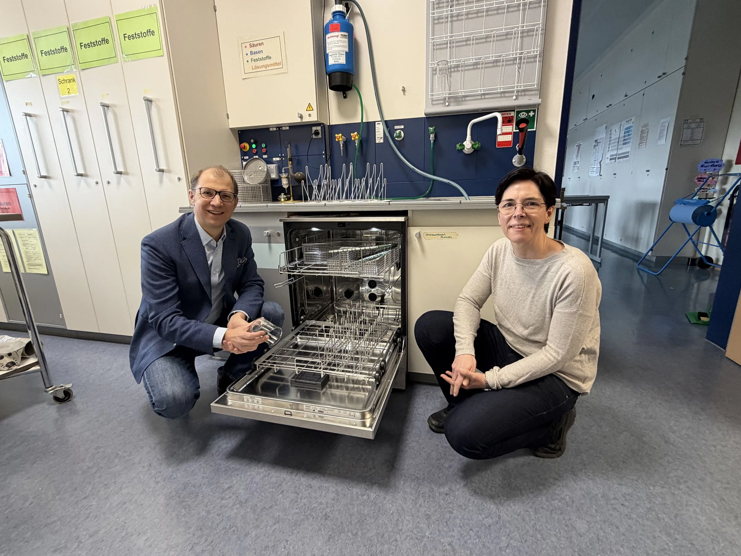 Investition in moderne Ausstattung für Schullabore und Mensen