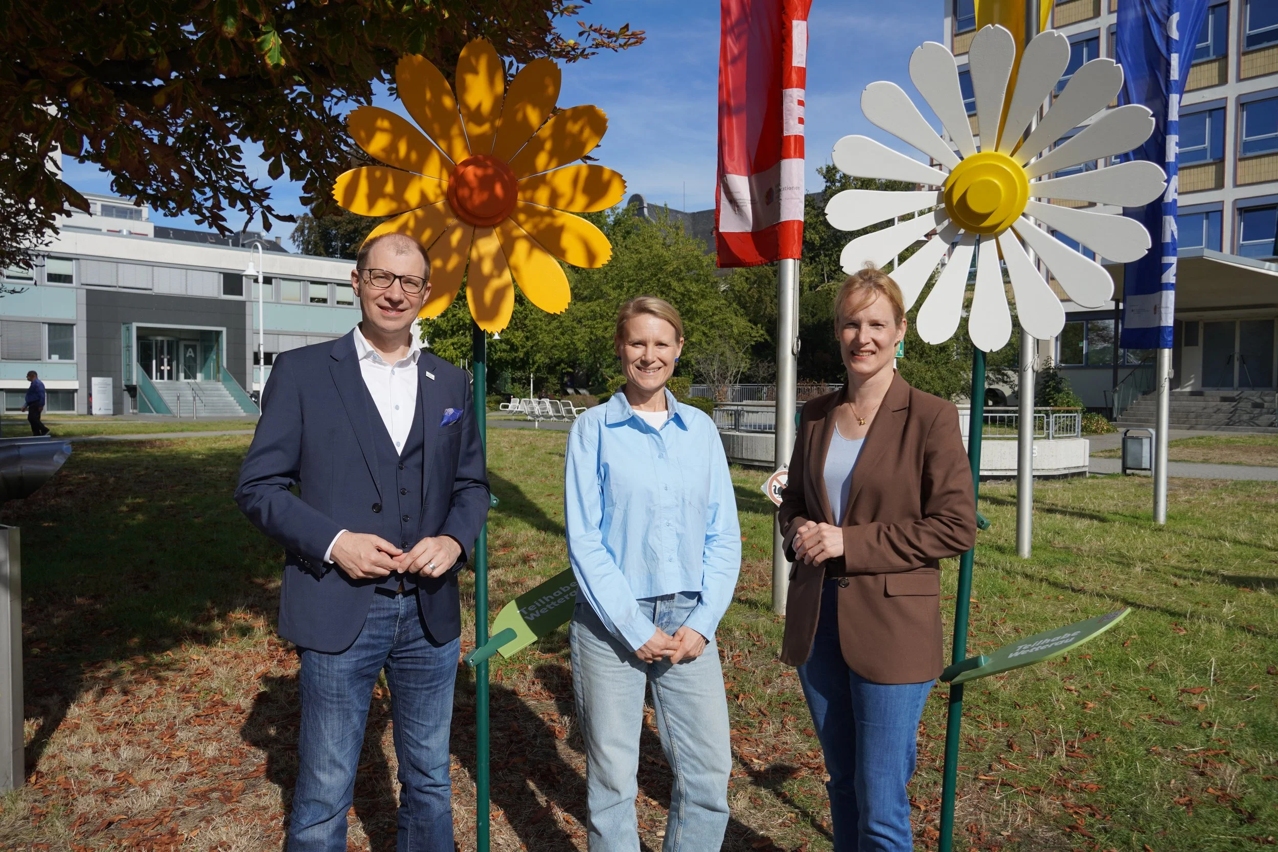 Bunte Botschafter für die Landesgartenschau vor den Kreishäusern