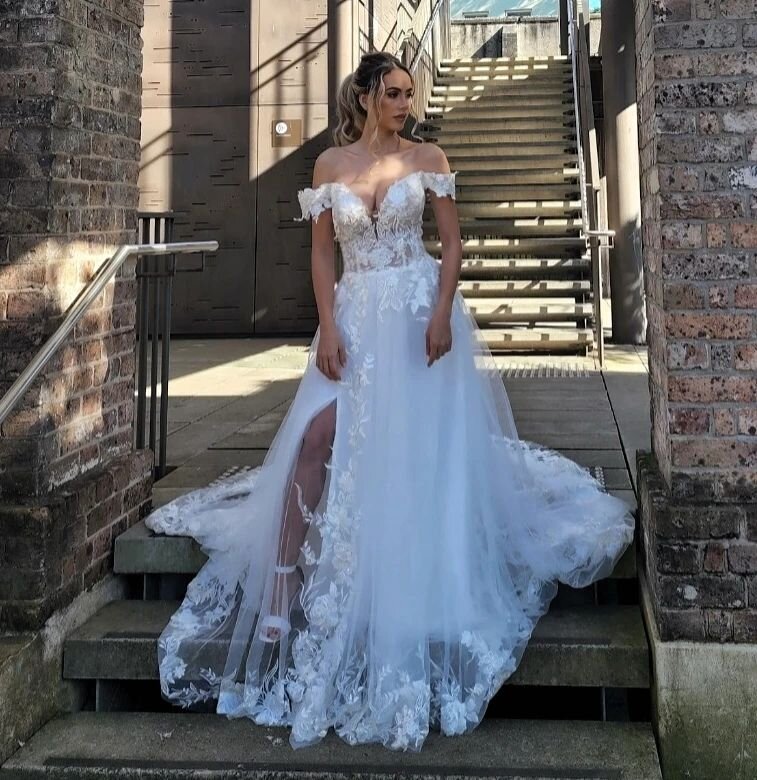 Most loved dress of the week ✨️ 
Book your appointment to meet this beauty 🤍

HMUA @sfh.mua 
Models @danielacorrea___
.
.
.
.
.
.
.
.
.
#sydneymakeupartist #sydneybridal #weddingdresssamplesale #bridaldresssale #weddingdresssale #sydneywedding #wedd