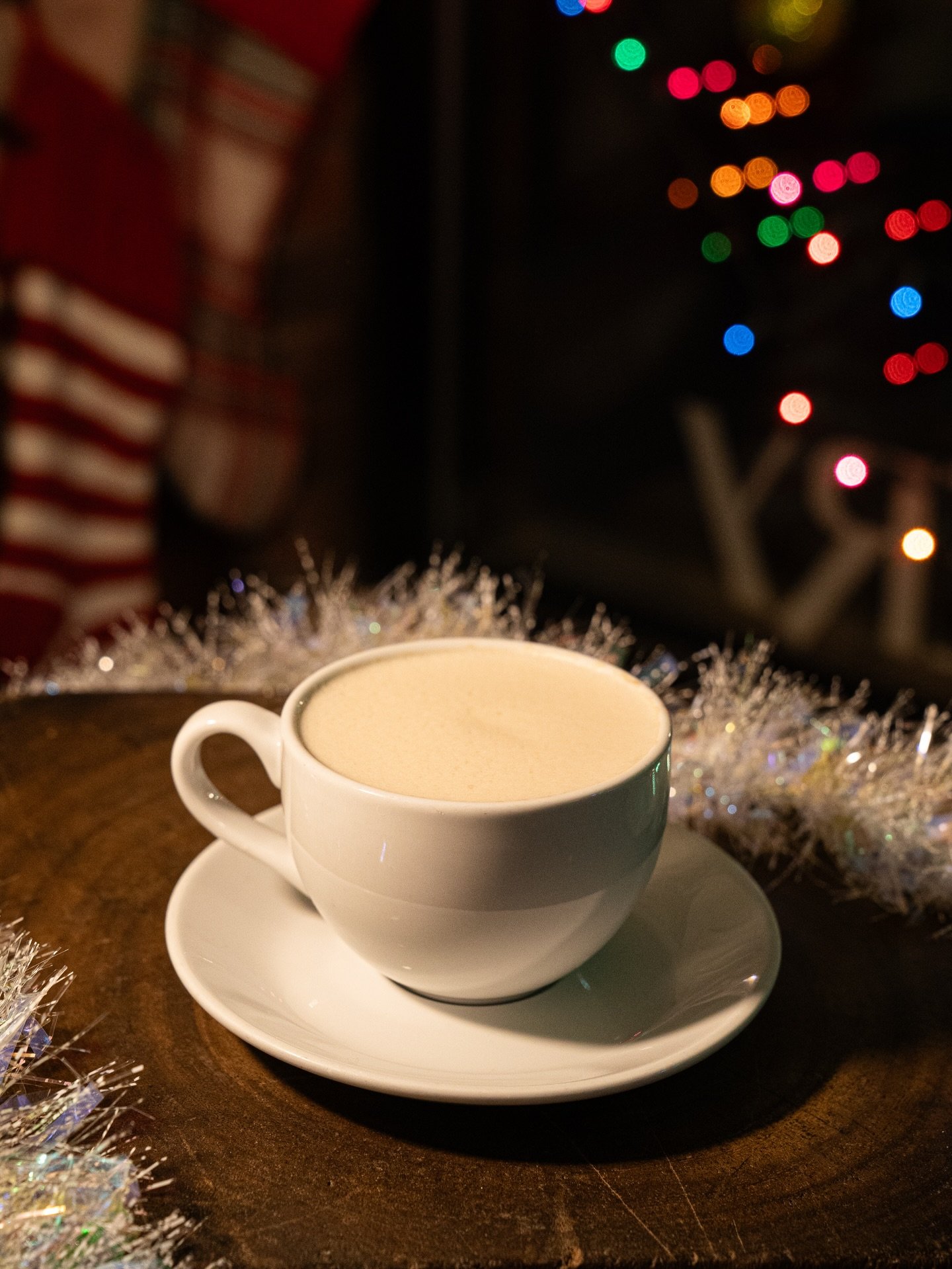 our new winter menu is festive af 🙂&zwj;↕️ drinks available starting today!

gingerbread spice: chai latte made with gingerbread syrup | hot or iced

cinnamon swirl: eggnog latte made with cinnamon bun syrup, topped with cinnamon powder | hot only

