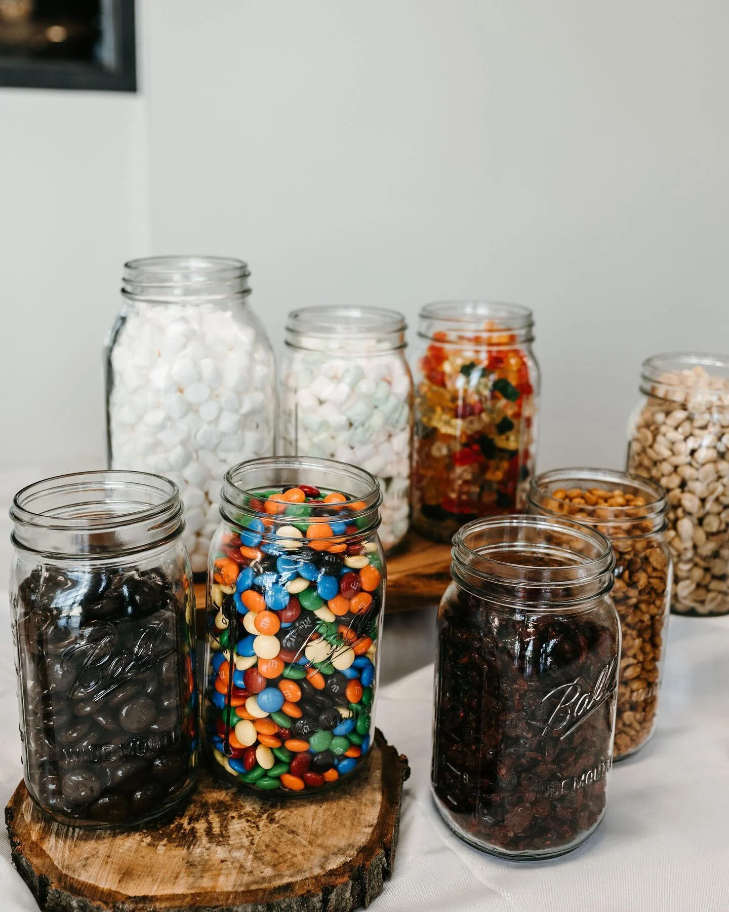 Who says you HAVE to serve wedding cake at your reception? Scroll through to see a few options! 

🍬🍦🧁🍪🍩