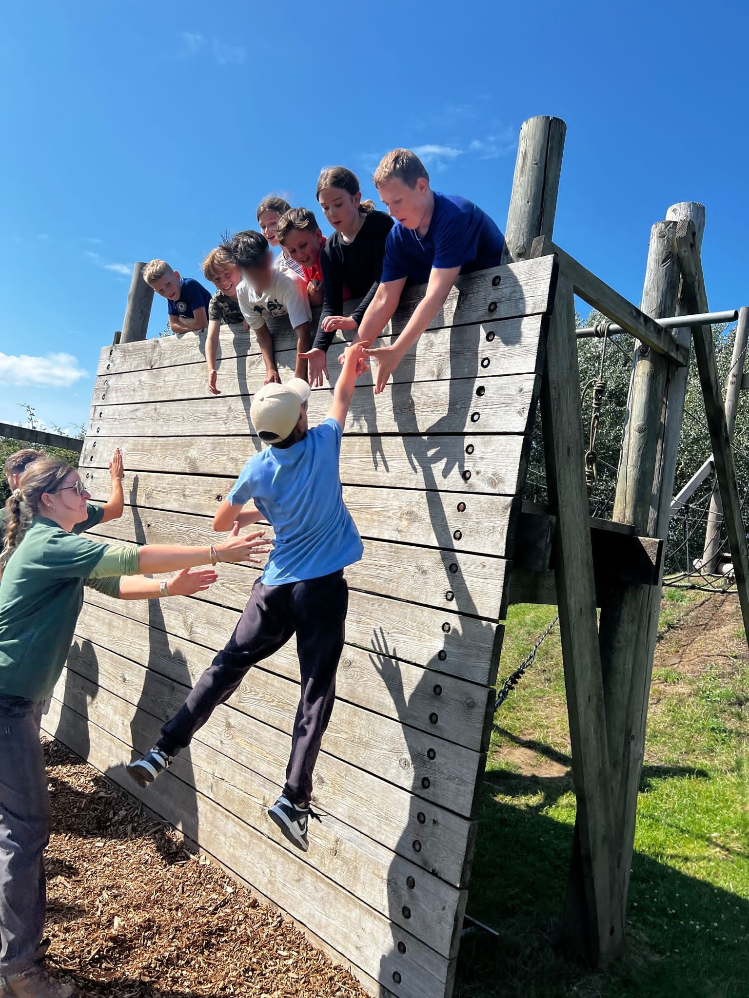 Please can you blur the child in the white t shirt and the child on the far left.jpg