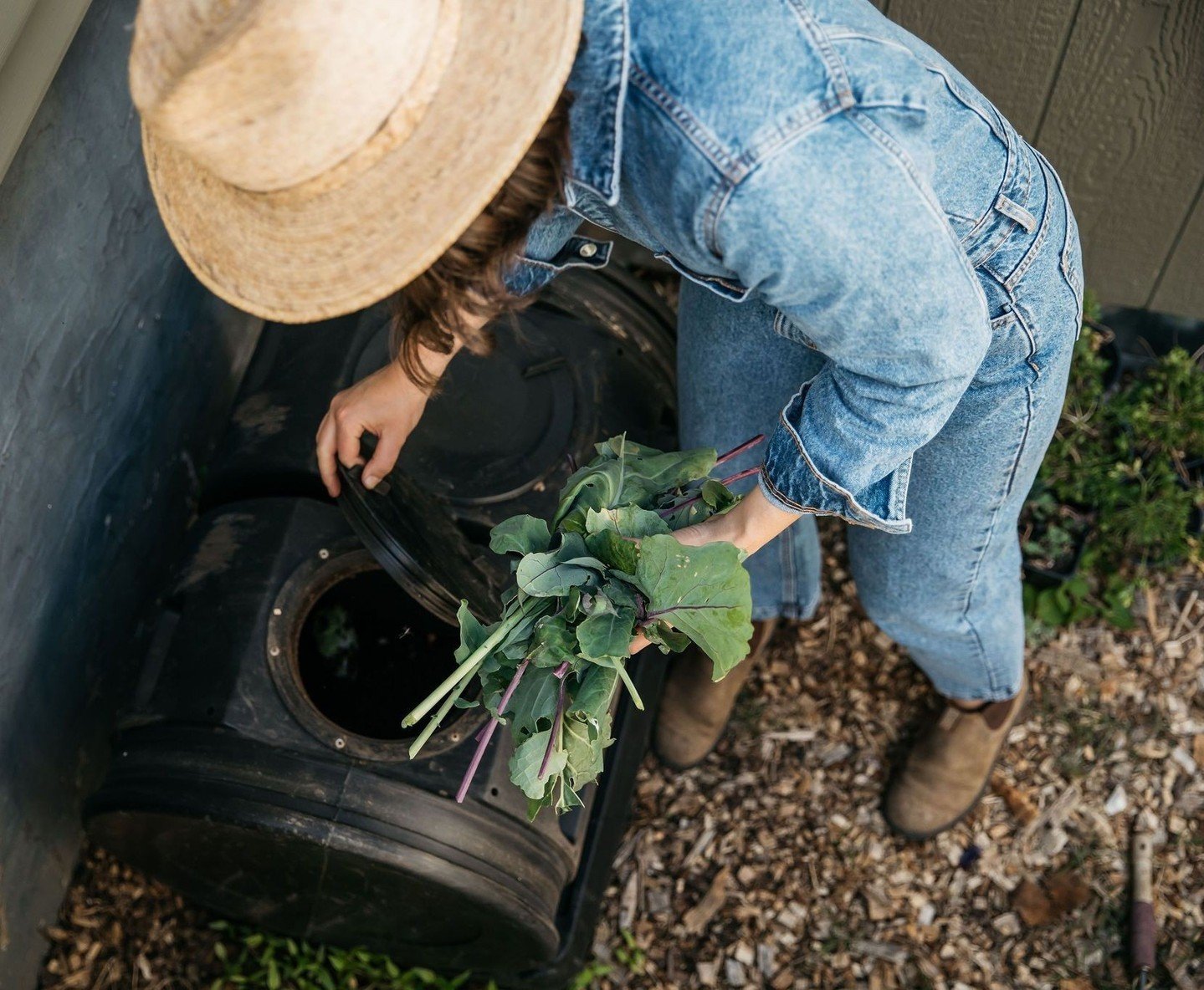 Compost tumblers are a necessary accessory in any kitchen garden! ⁠
Uneaten food takes up almost 25% of our nations landfills. In landfills, food gradually breaks down to form methane, a greenhouse gas that&rsquo;s up to 86 times more dangerous than 