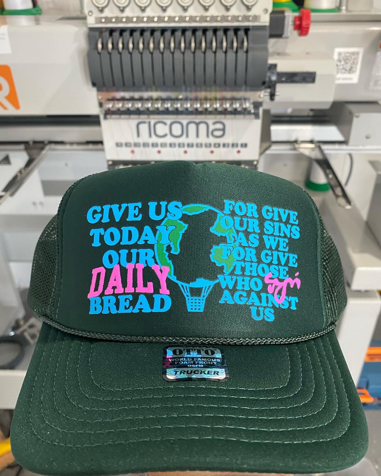 Screen print heat transfer hats for @dailymia and @syndicatelosangeles !! Live screen printing event tomorrow (Saturday) at Daily 5/12, 11am - 7pm or till supplies last. Free shirts! Pull up! 
&bull;
#screenprinting #heattransfer #miamiscreenprinting