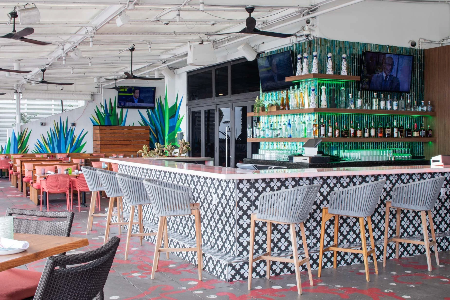 17 - FLLW_24_Luna_Patio_Bar_395.jpg