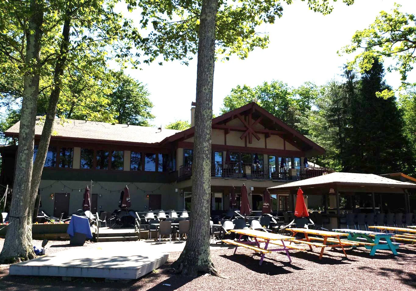 Outdoor dining at Boulder View Tavern