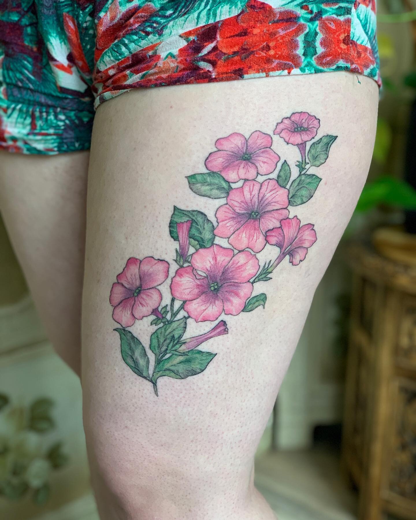 Healed petunias and photographed in natural daylight 🌞 Thank you Janine, it was amazing to see you today!
.
.
.
#healedtattoo #petuniaflowers #petuniatattoo #botanicaltattoo