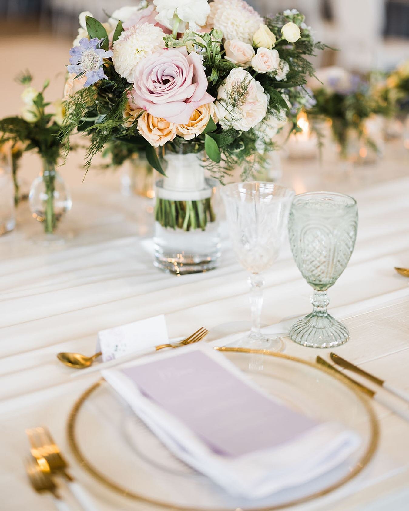 How beautiful is this pastel tablescape? I loved that K+L went with all the colour, including beautiful purple menus for each guest!
.
planner: @twelfthnightevents
photographer: @maigancowenphotography
.
.
.
#pastelwedding #tablescape #londonontariow