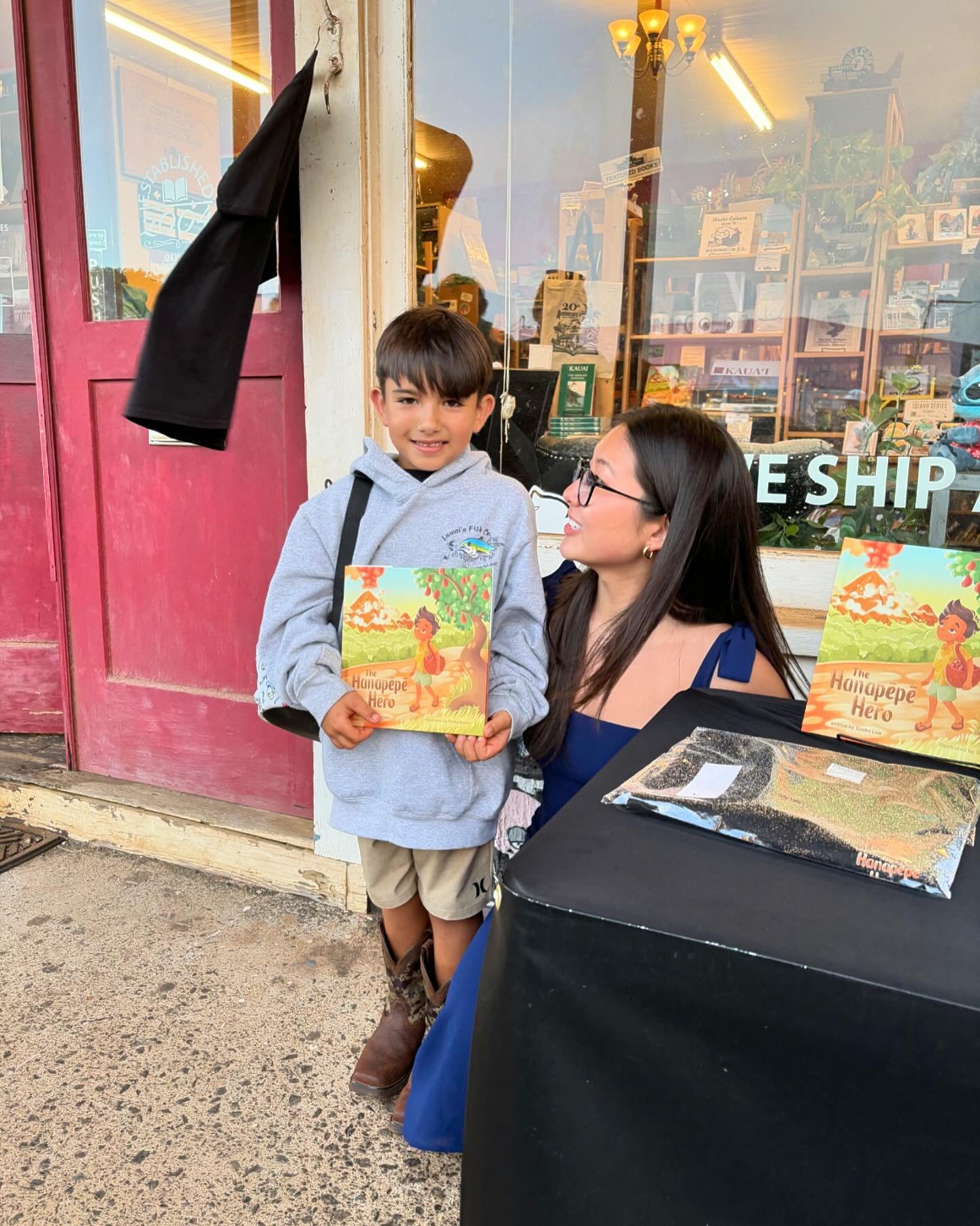 Thank you to Talk Story Bookstore and all of the Keki that came out to support us at our Hanapepe Art Night Signing! 📚

#thehanapepehero #childrensbooks #talkstorybookstore
